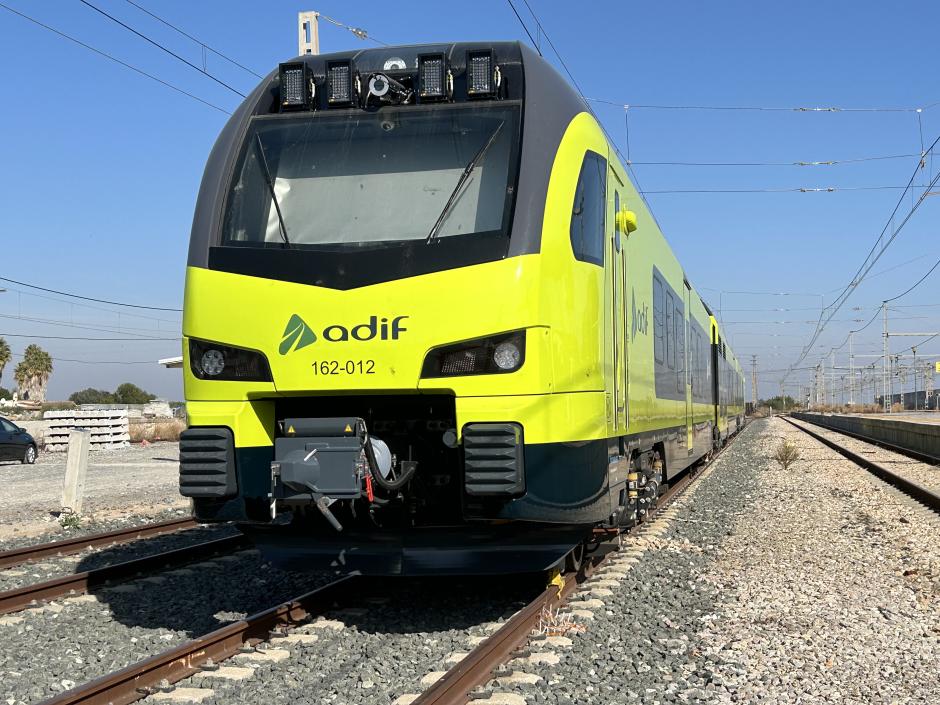Uno de los trenes auscultadores de Adif
