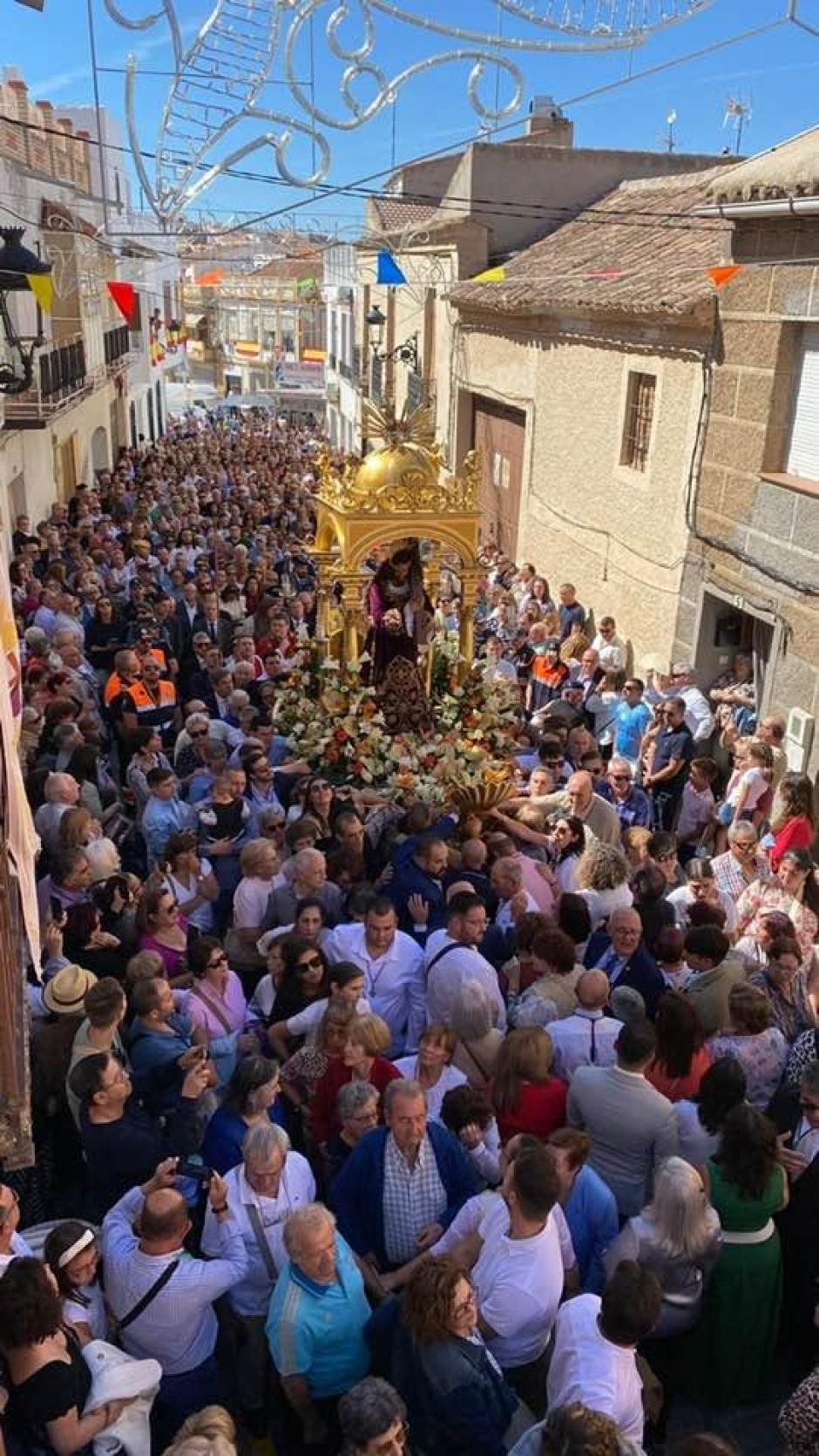 Una multitudinaria procesión del Cristo por las calles de Urda