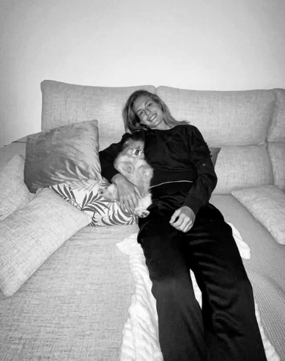Alexia Putellas en el sofá de su casa con su perrita