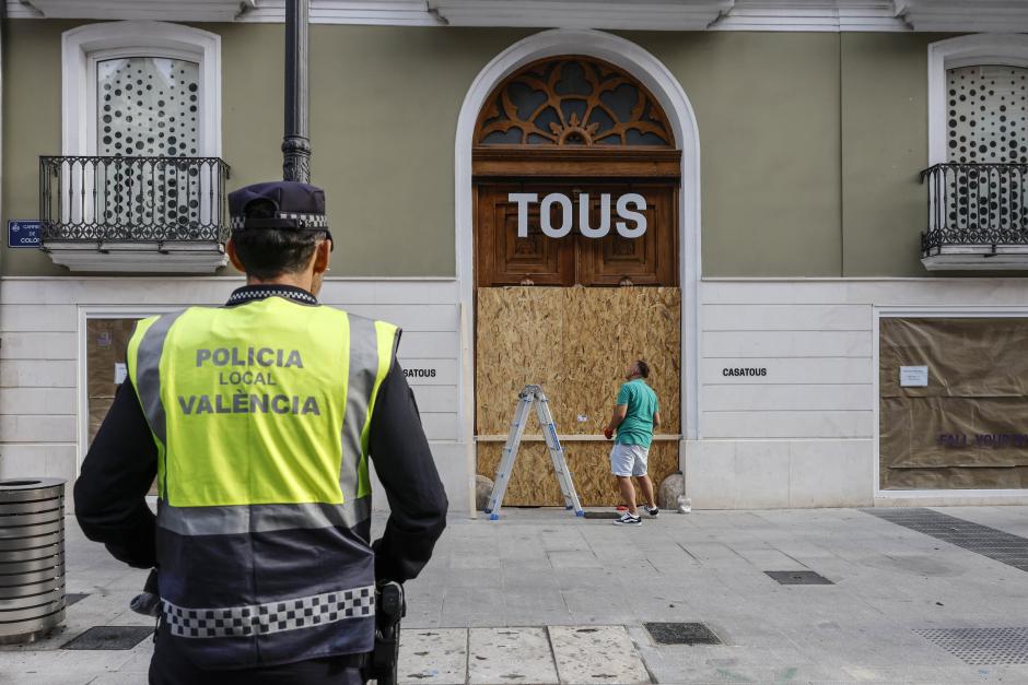 Comercios cerrados frente a las amenazas de disturbios en el centro de Valencia