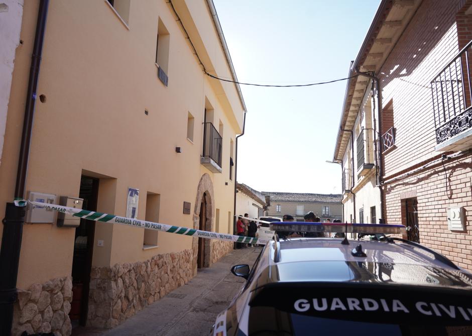 La Guardia Civil, en Tordehumos (Valladolid), este sábado, donde han sido apuñaladas tres personas, una de ellas fallecida