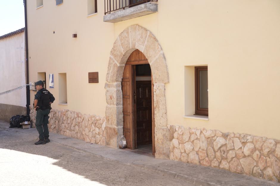 La Guardia Civil, en el exterior del albergue donde un temporero ha matado a otro y apuñalado a otros dos, en Tordehumos (Valladolid)