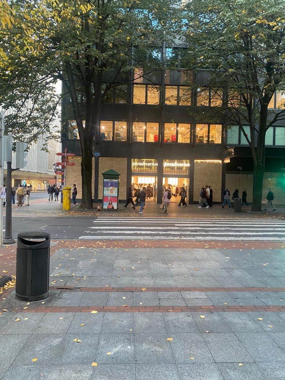 Los comercios de Bilbao se protegen frente a posibles altercados