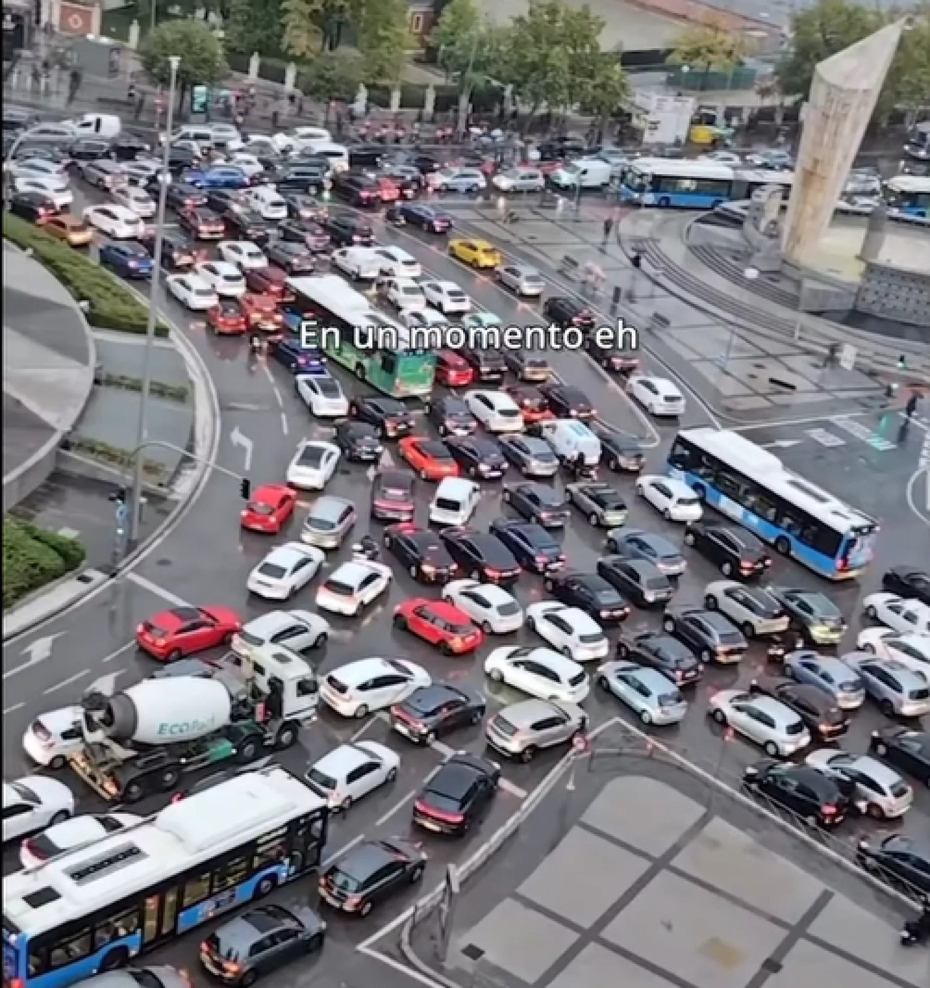 Vista elevada de la rotonda de Plaza de Castilla en Madrid completamente colapsada por el tráfico