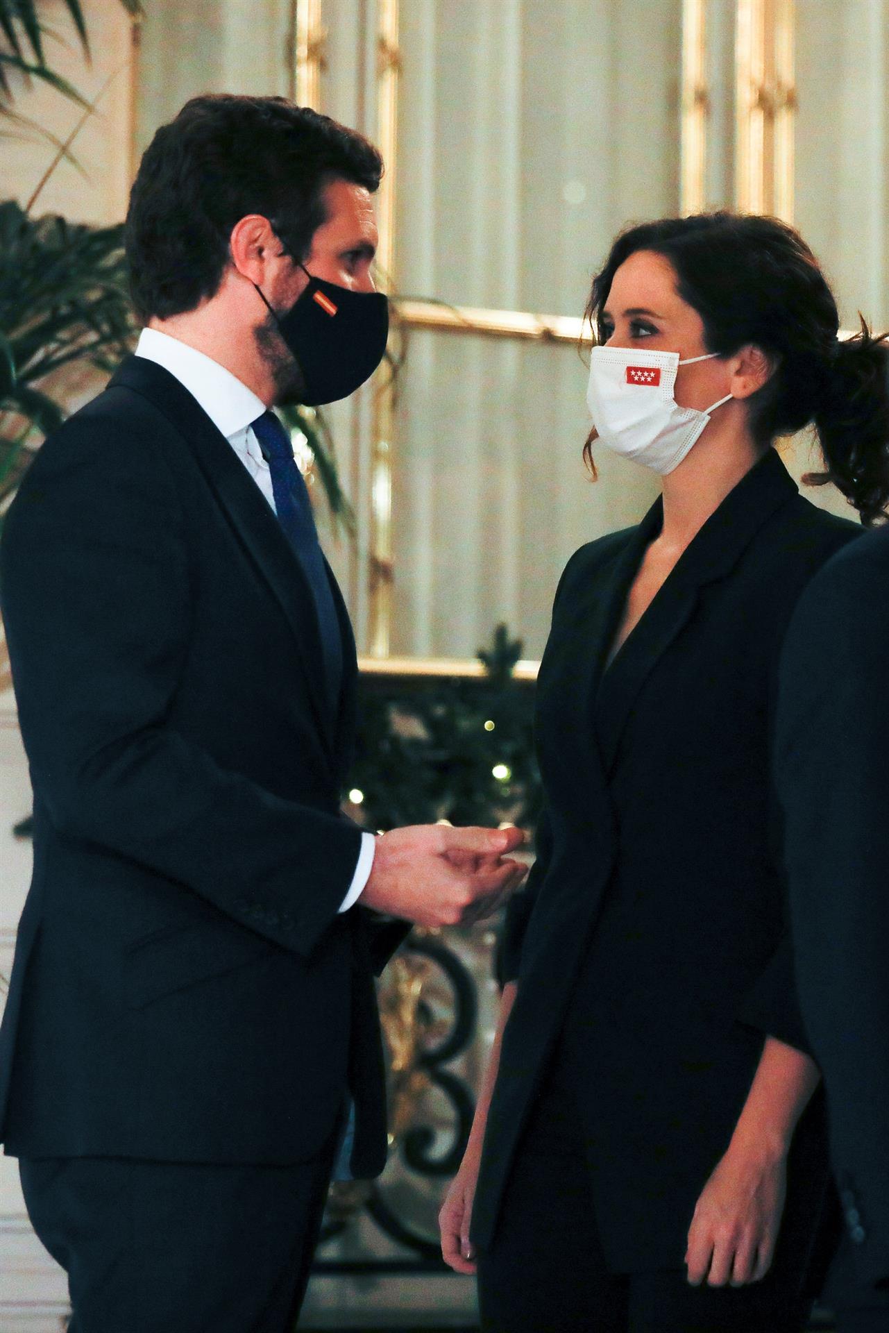 Frío saludo entre Casado y Ayuso en la presentación del nuevo libro de ...