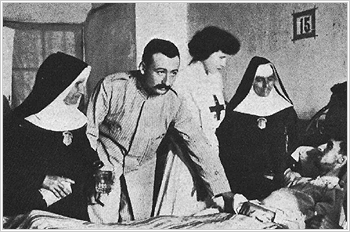 El doctor Fidel Pagés visitando a pacientes en el hospital de Melilla