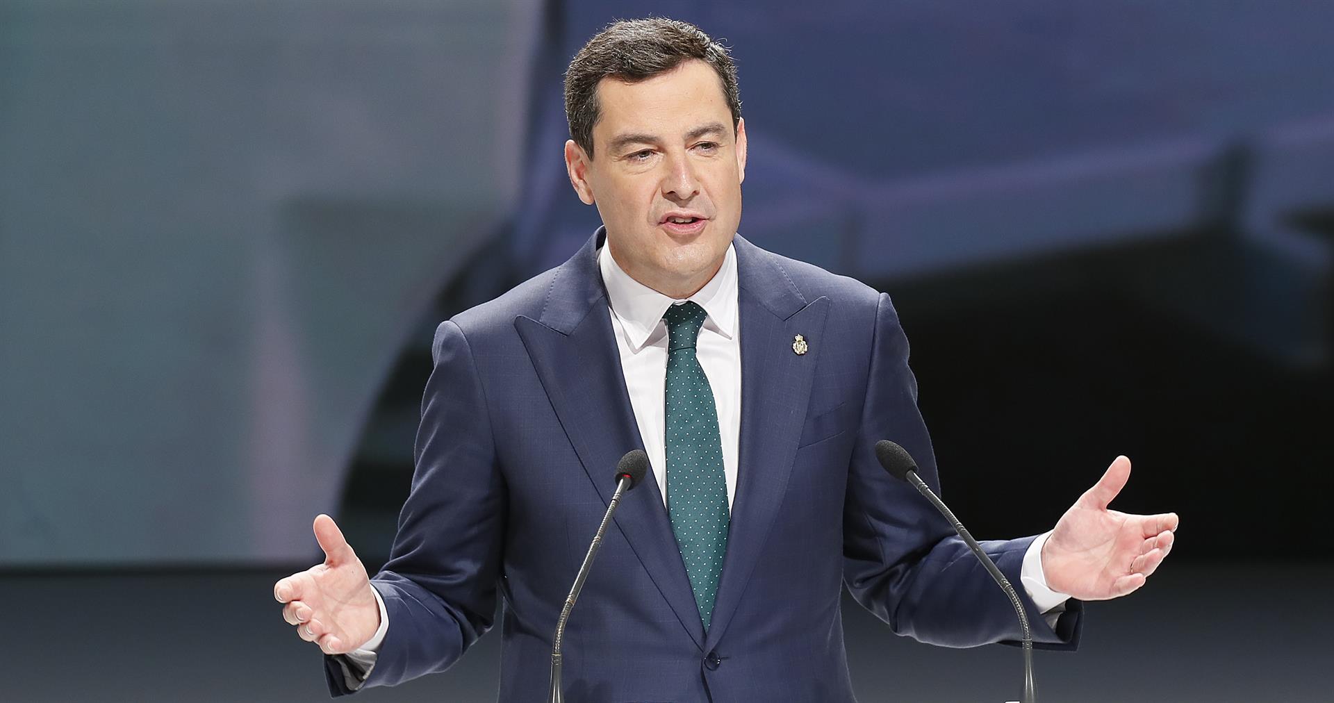 El Gobierno de Juanma Moreno compite en feminismo con la izquierda
