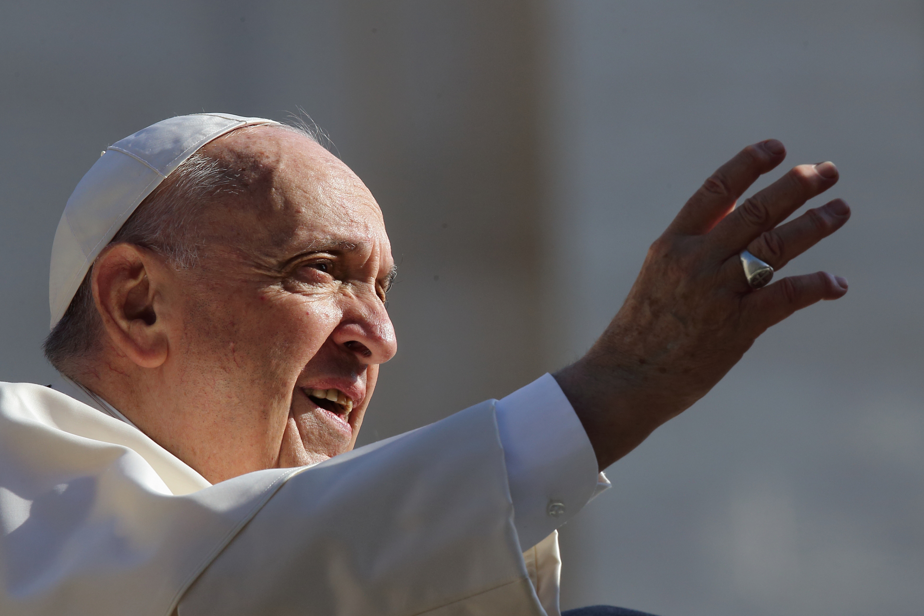 Papież Franciszek podczas audiencji generalnej w środę na Placu Świętego Piotra w Watykanie.  *** Podpis lokalny ***.
