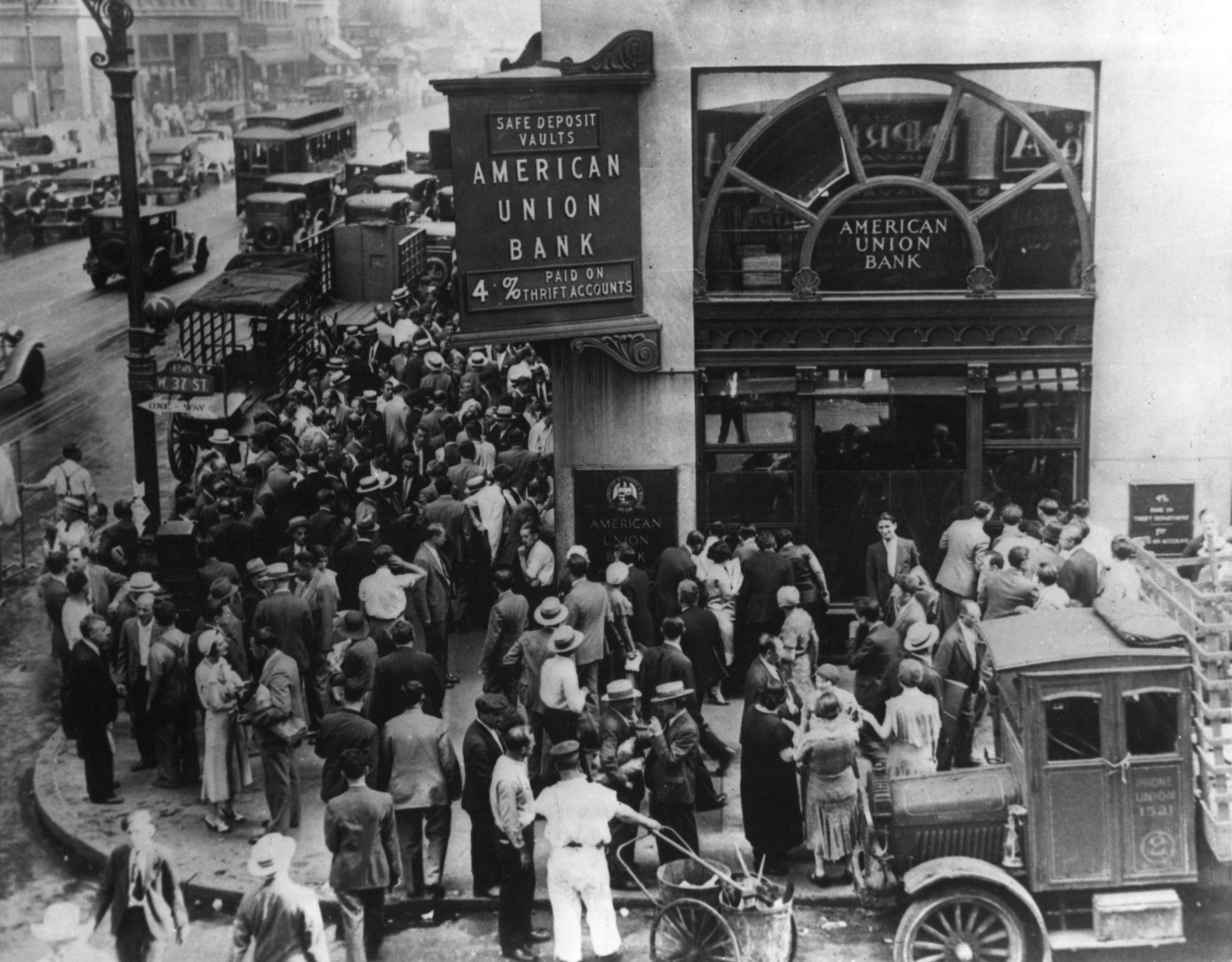 Multitud en el American Union Bank de Nueva York durante una corrida bancaria a principios de la Gran Depresión