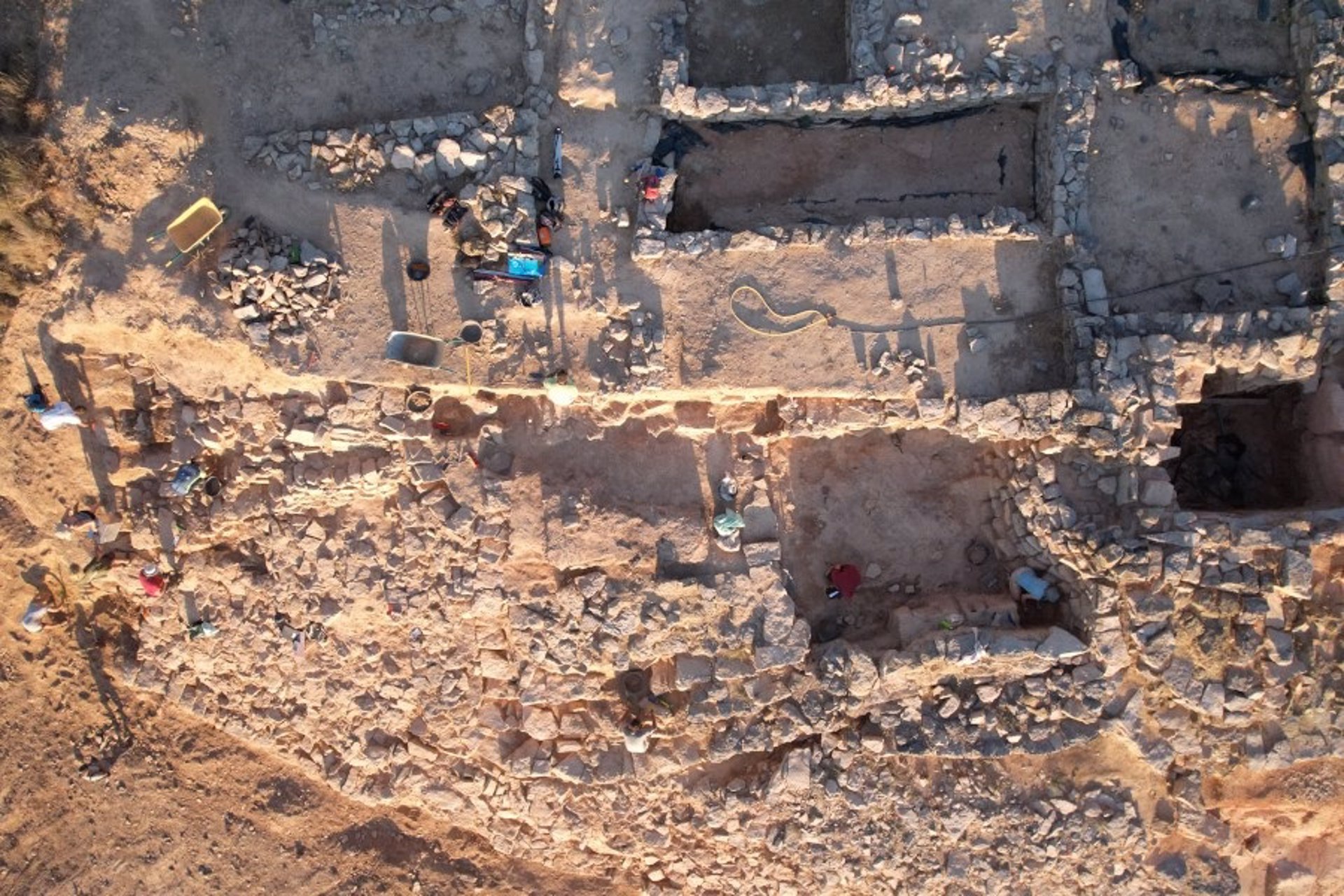 Hallan una torre del siglo VII a.C. y más restos de muralla de una ...