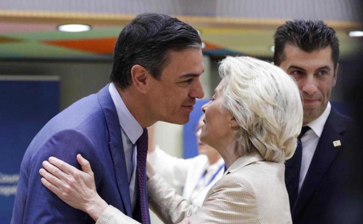 La Extraña Pareja Pedro Sánchez Utiliza A Ursula Von Der Leyen Contra El Pp 1890