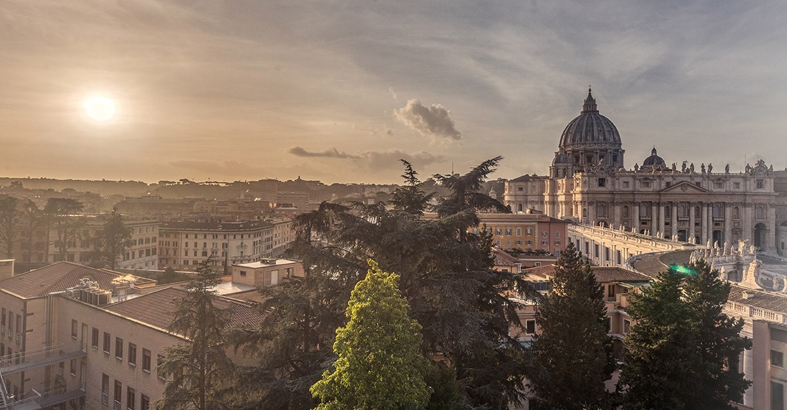 Vaticane Vatican Mall, el centro comercial de lujo que desagrada al Vaticano