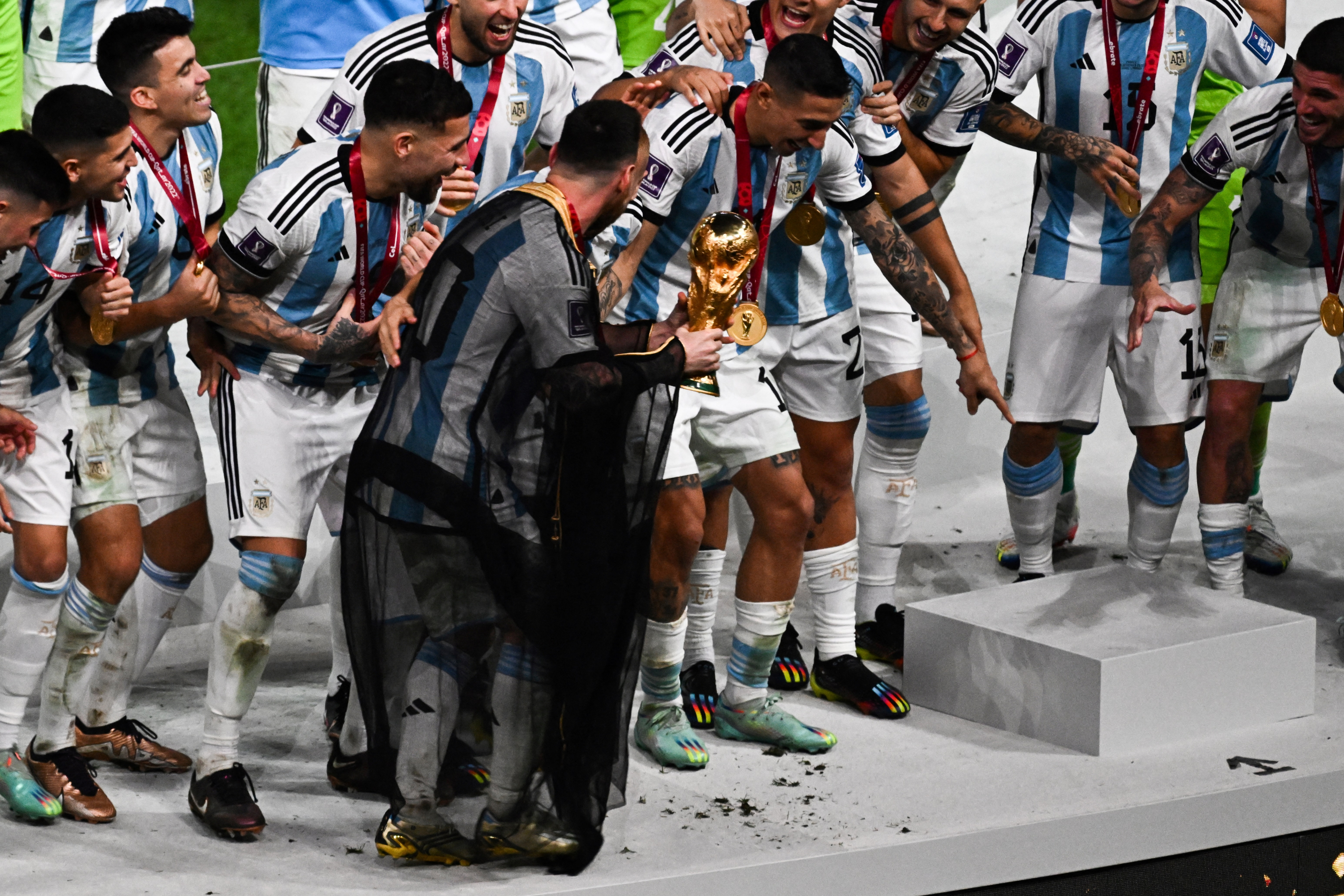 Qué es la capa que el emir de Qatar puso a Leo Messi para levantar el ...