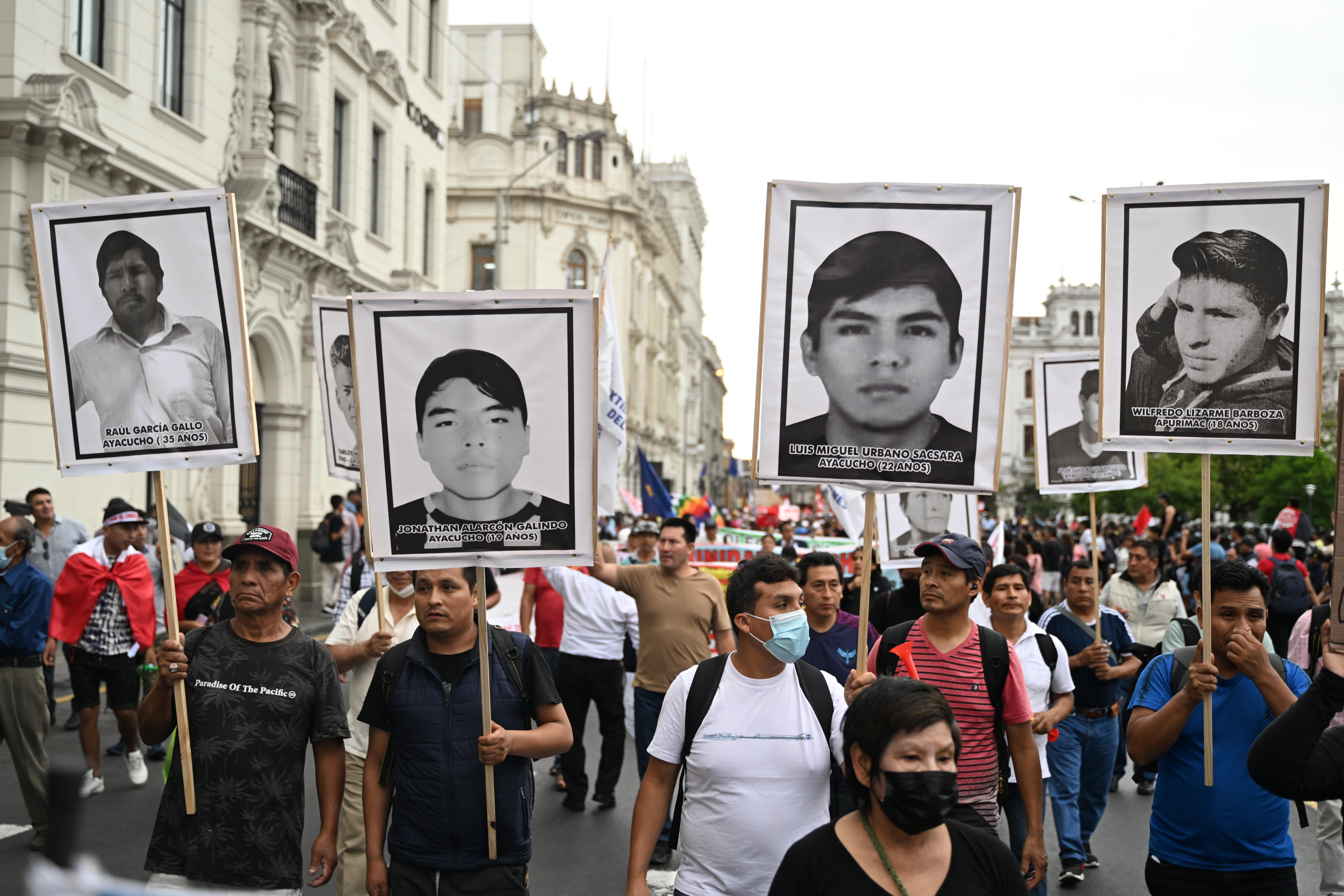 Miles de manifestantes izquierdistas toman el centro de Lima contra la ...