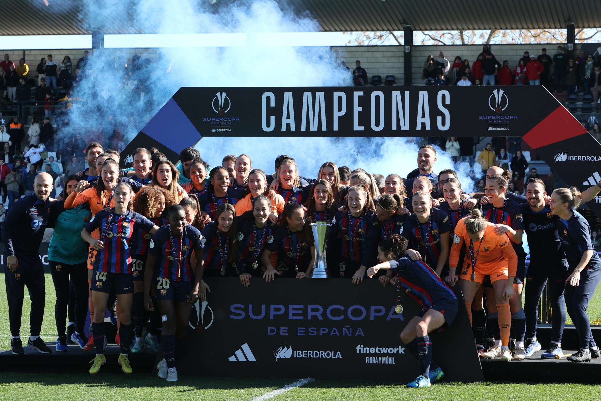Las ganadoras de la Supercopa de España femenina se entregan ellas