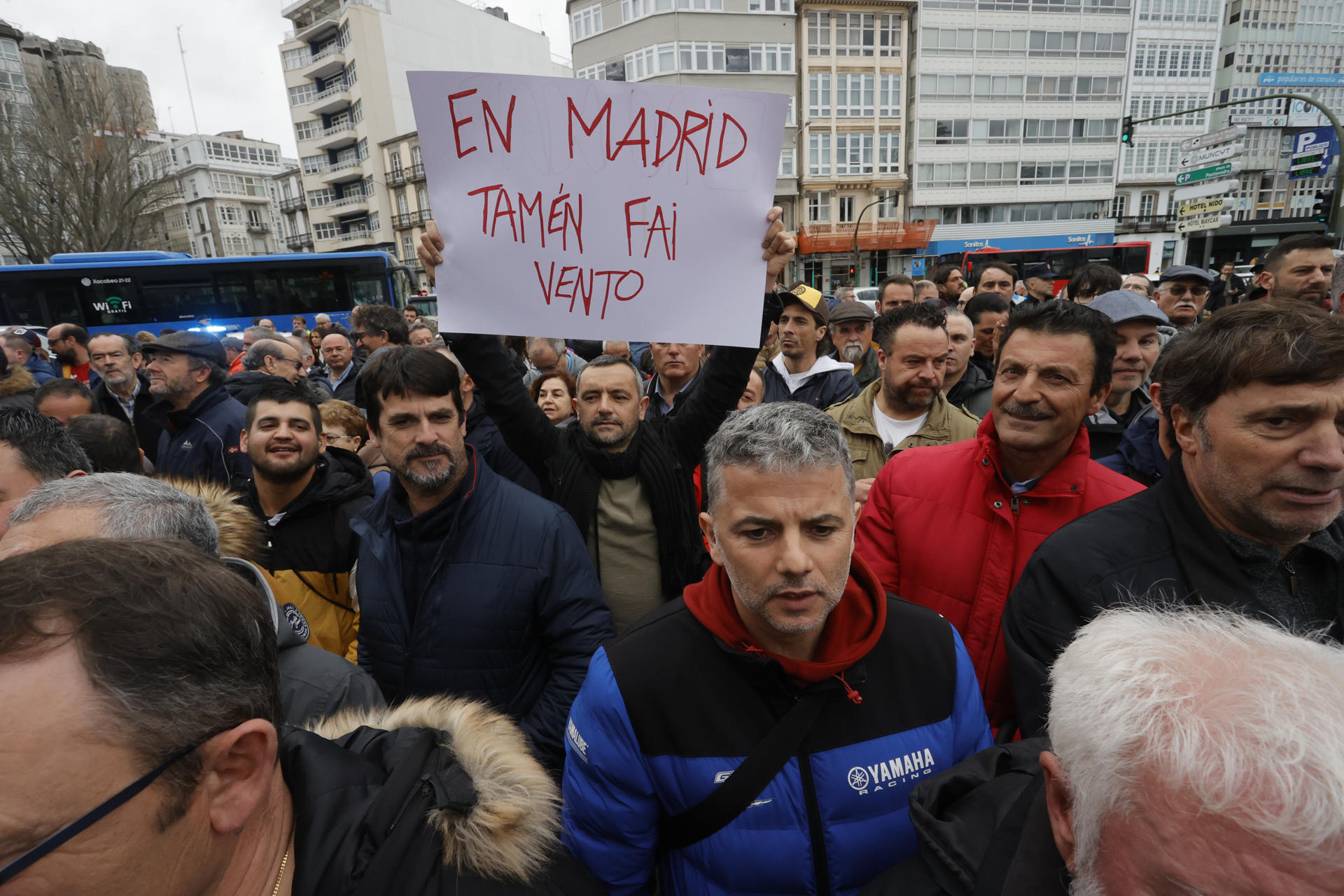El sector pesquero protesta en La Coruña contra la eólica marina del ...