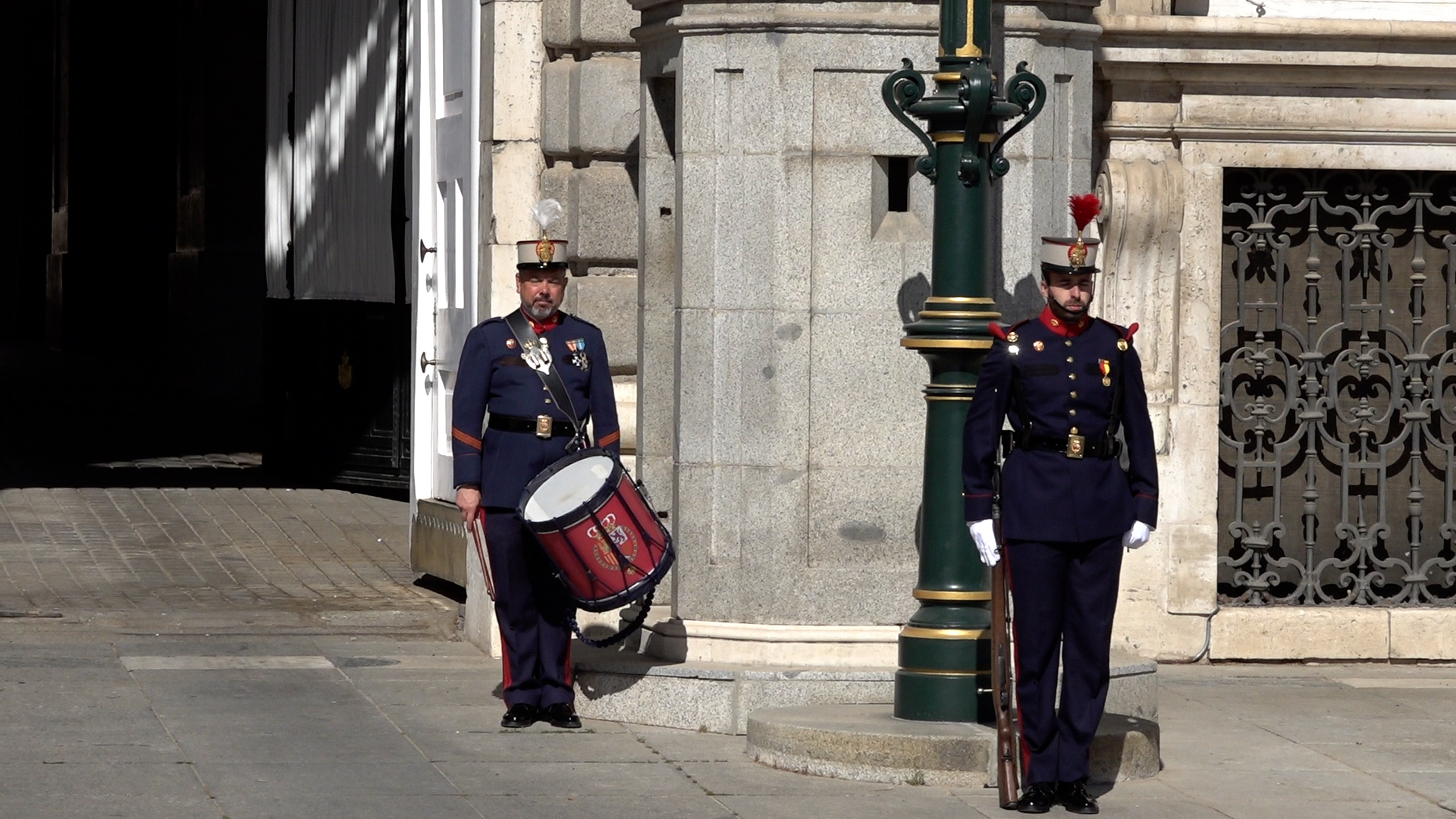 El Cambio De Guardia Del Palacio Real Que Asombra A Los Madrile os Es el-cambio-de-guardia-del-palacio-real-que-asombra-a-los-madrile-os-es