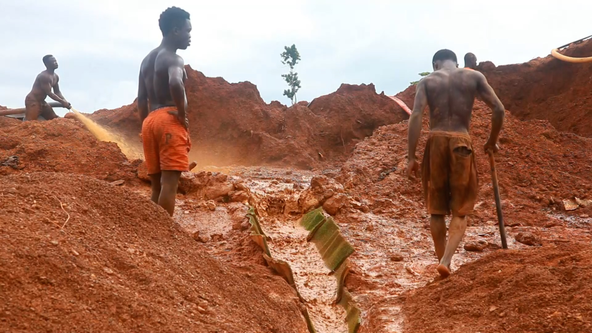 Consiguen grabar una explotación de oro ilegal en Ghana
