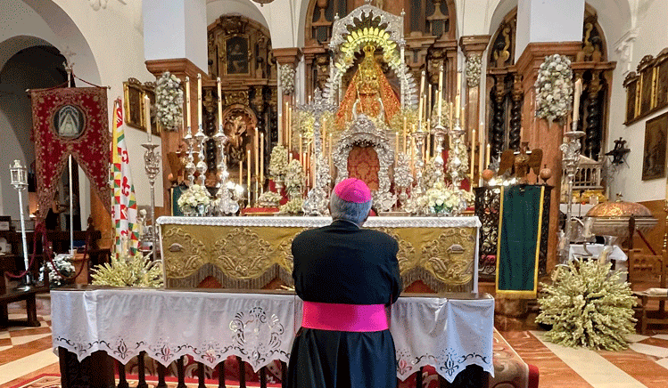 Demetrio Fernández orando frente a la Virgen de la Sierra