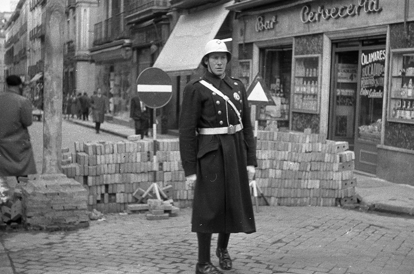 la-evoluci-n-del-uniforme-de-la-polic-a-municipal-de-madrid-en-im-genes