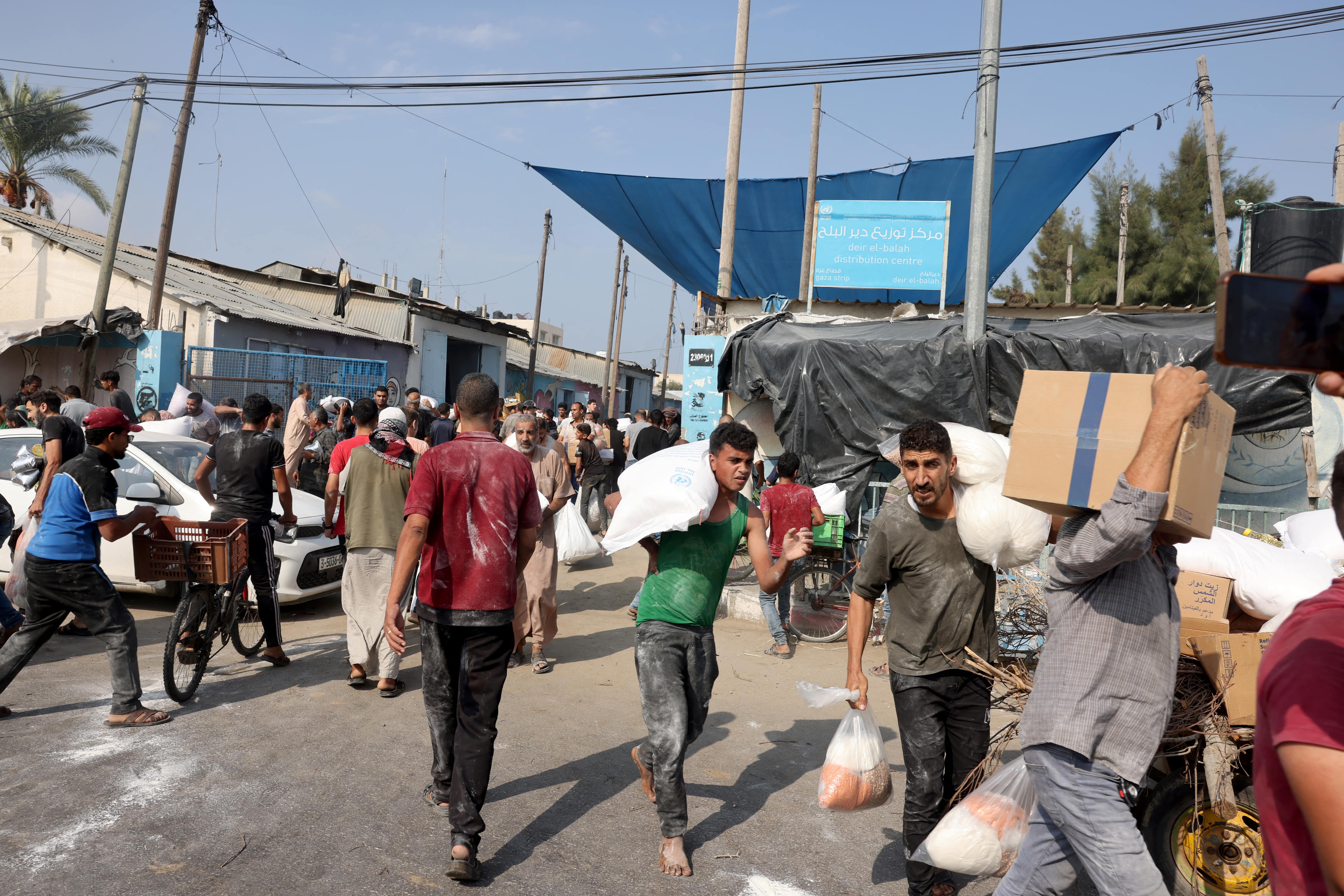Fotogalería | Miles de palestinos saquean los almacenes de la ONU en Gaza