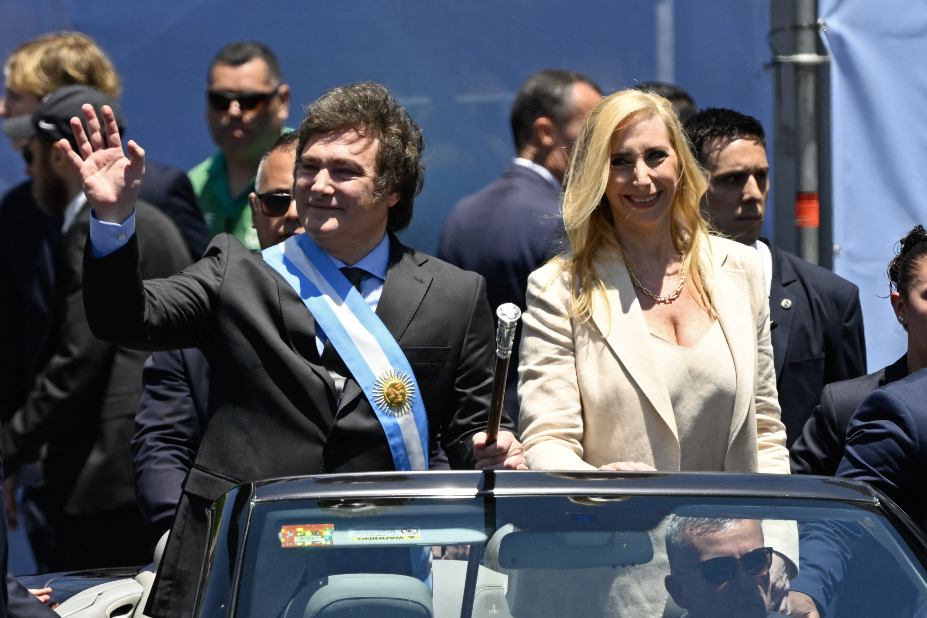 Milei saluda a la multitud junto a su hermana, Karina, cuando salen del Congreso en un coche descapotable durante su ceremonia de toma de posesión