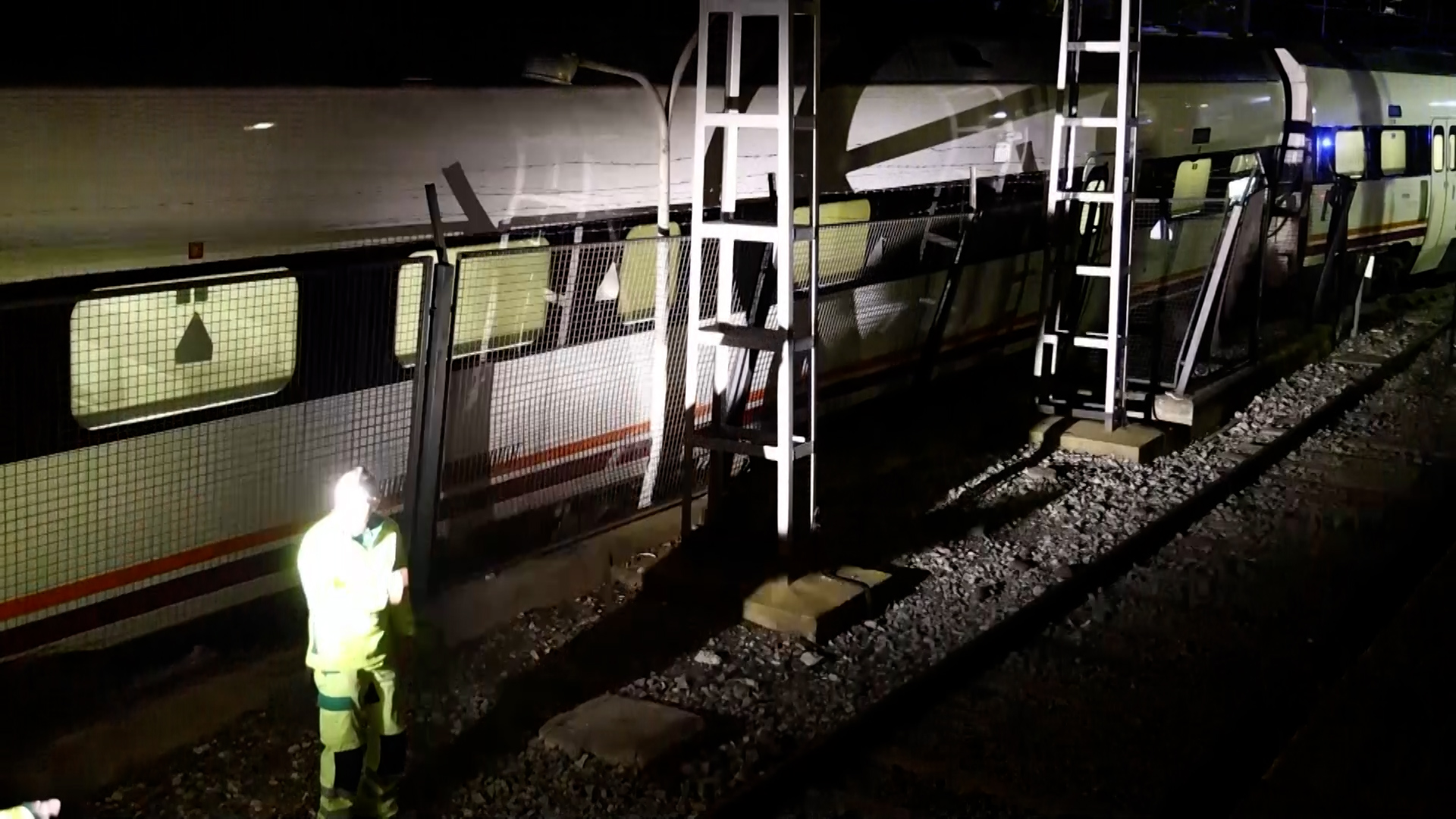 270 pasajeros evacuados tras el choque de dos trenes en la estación de