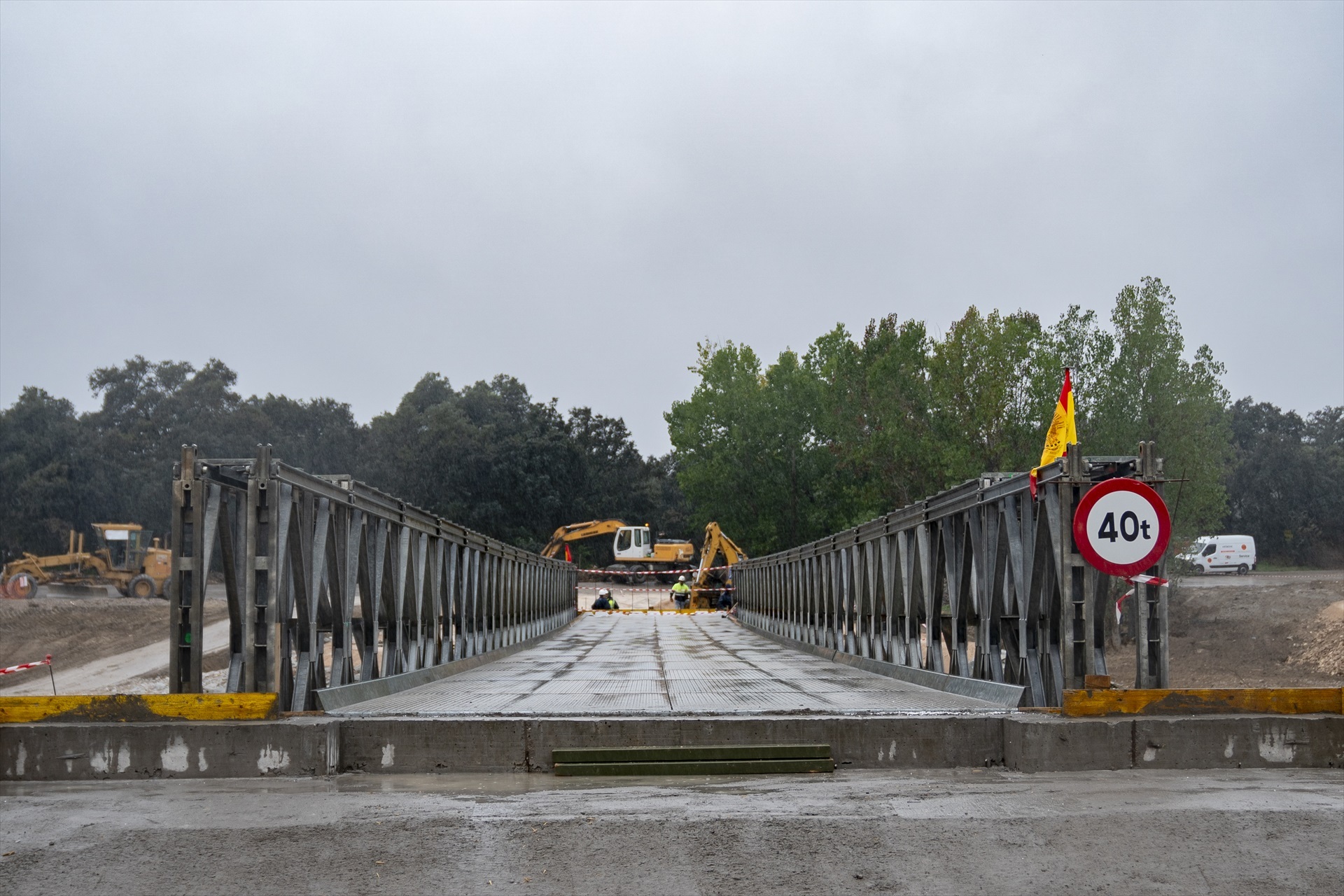Robles visita el puente de Aldea del Fresno que construyó el Ejército ...