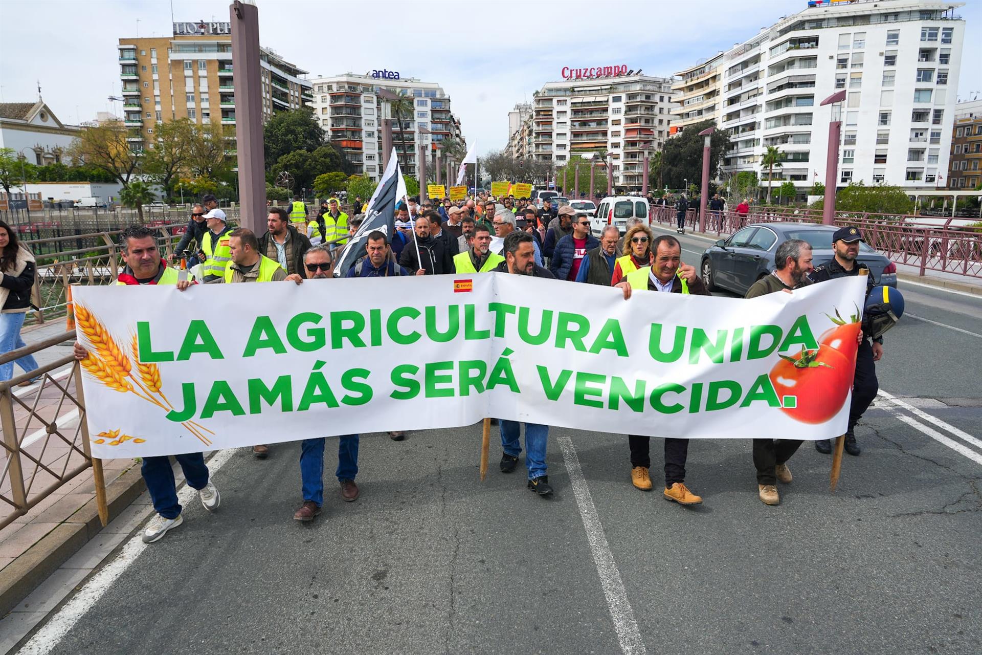 Una veintena de tractores marchan en Sevilla en defensa del campo ...