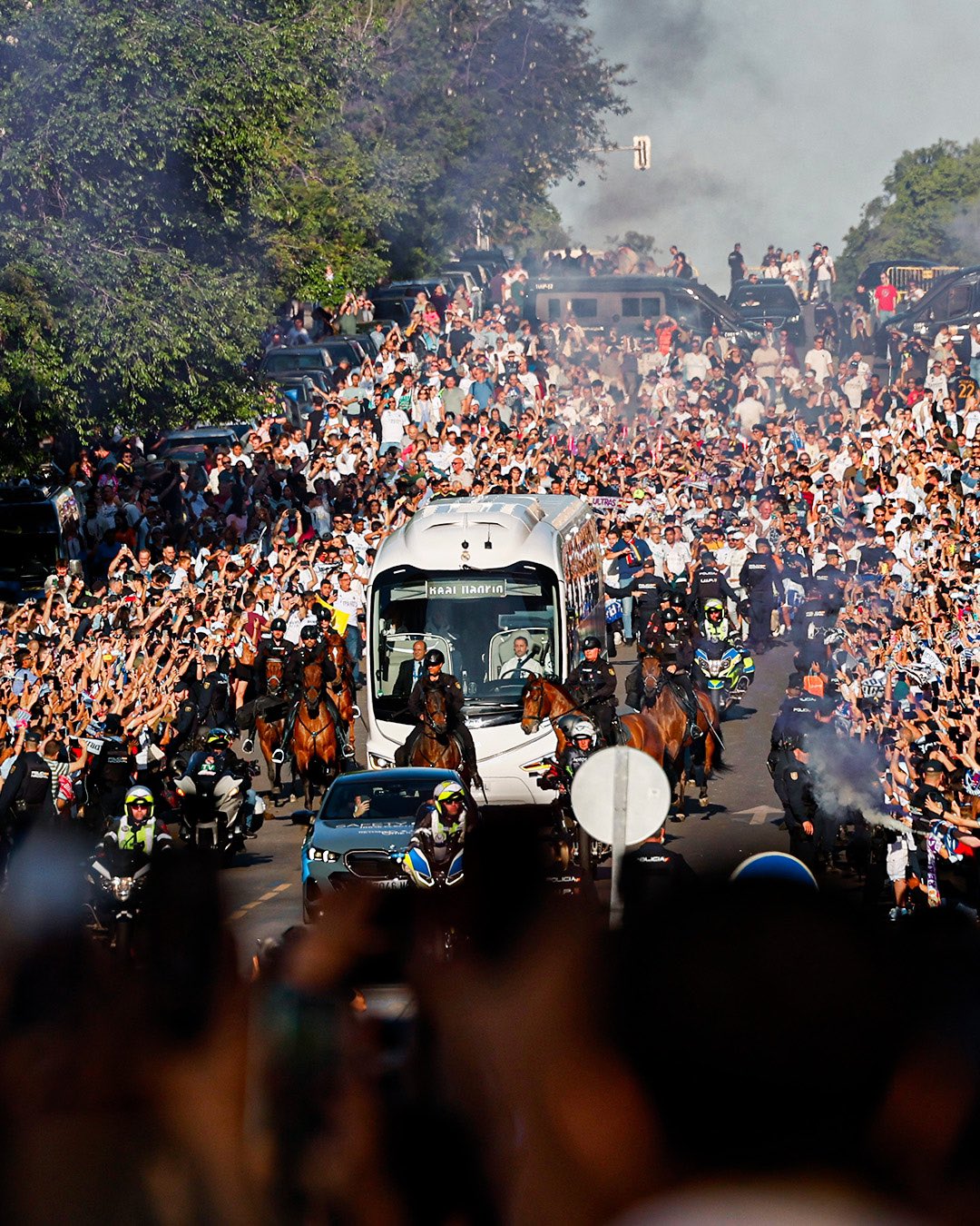 Así ha sido el masivo recibimiento al autobús del Real Madrid en la ...