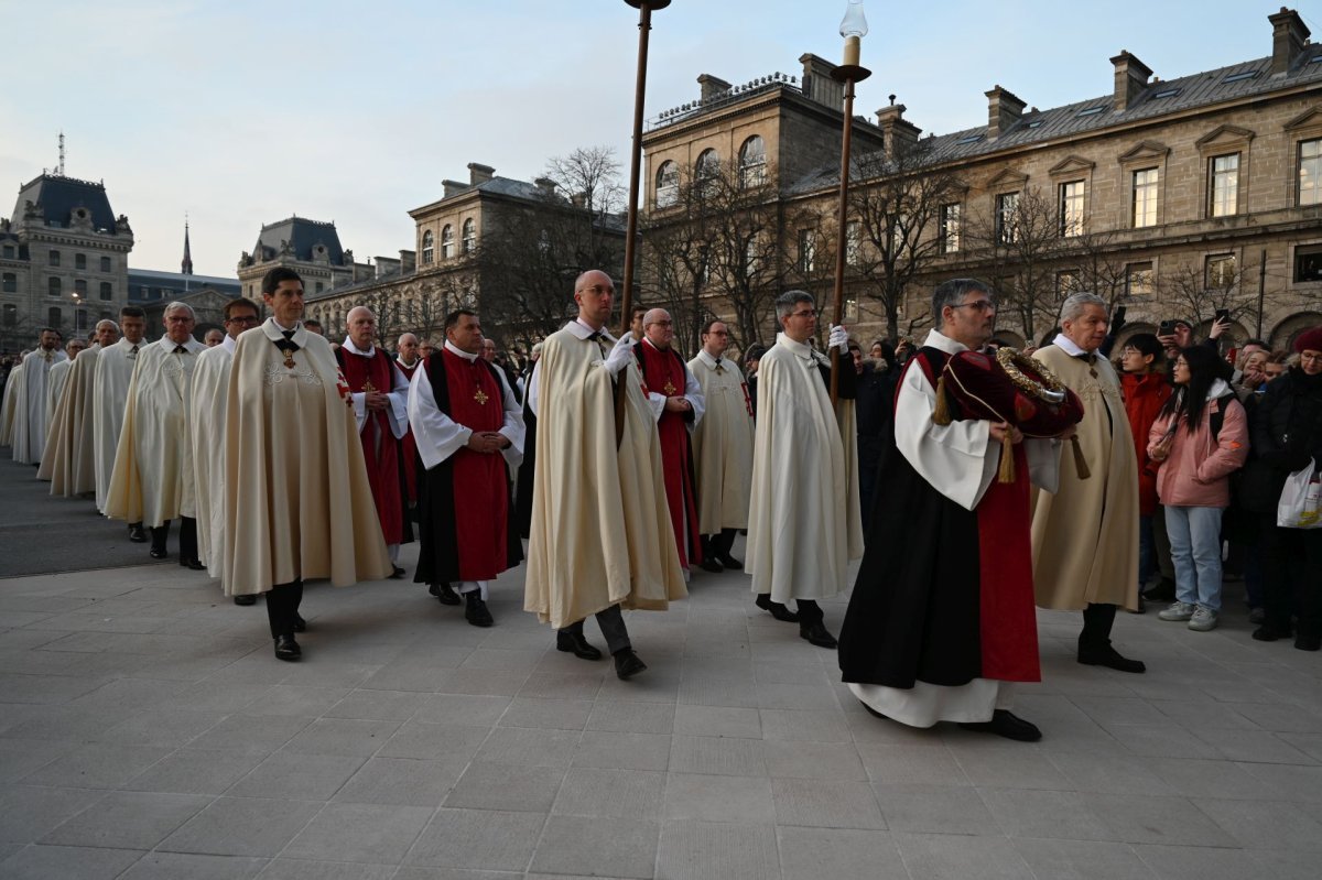 Así fue el histórico regreso de la Corona de Espinas a Notre Dame