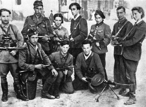 Abba Kovner (de pie, en el centro) con miembros de la FPO en el gueto de Vilna