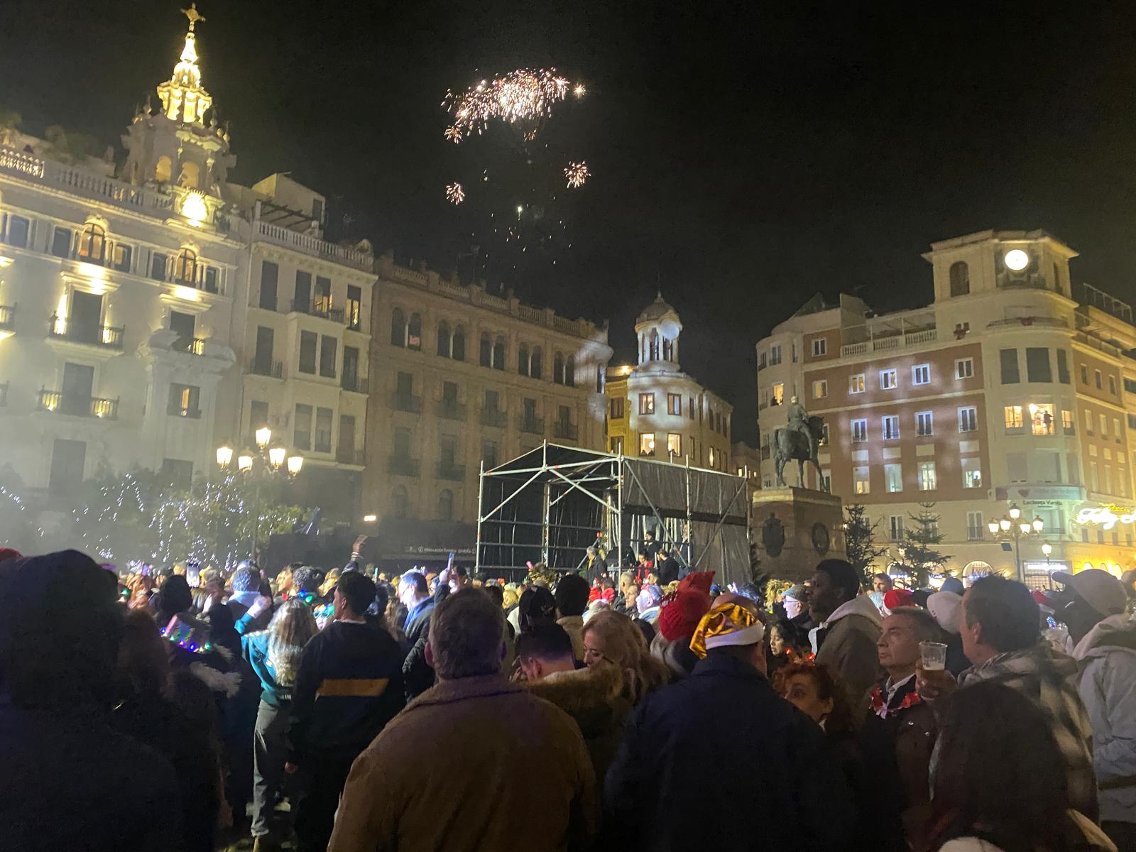 Miles de cordobeses dan la bienvenida a 2025 en la plaza de las Tendillas