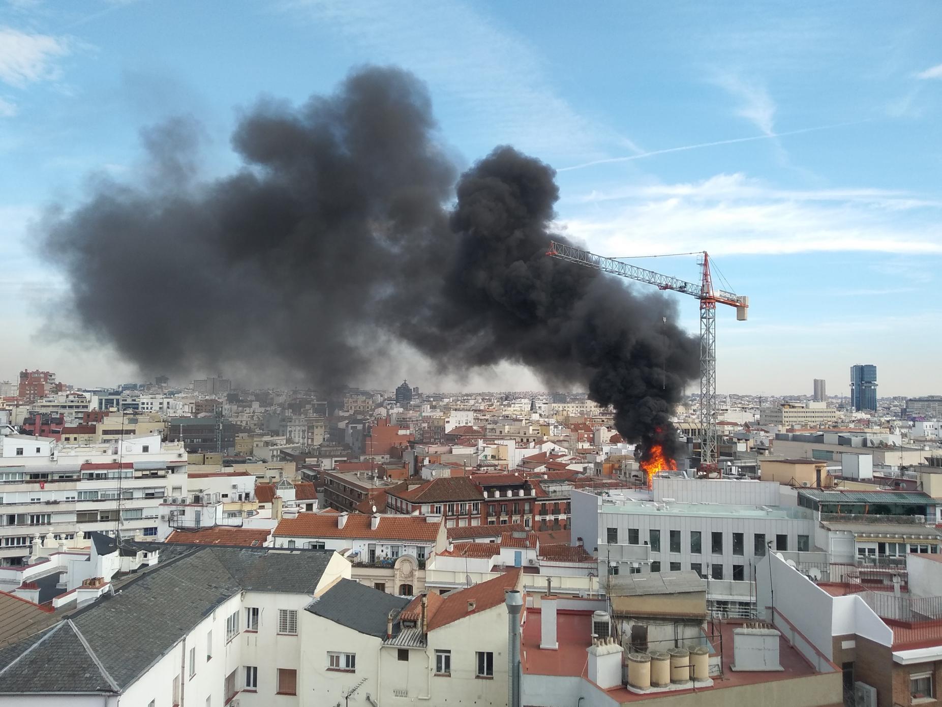 Un aparatoso incendio sorprende en un edificio del centro de Madrid