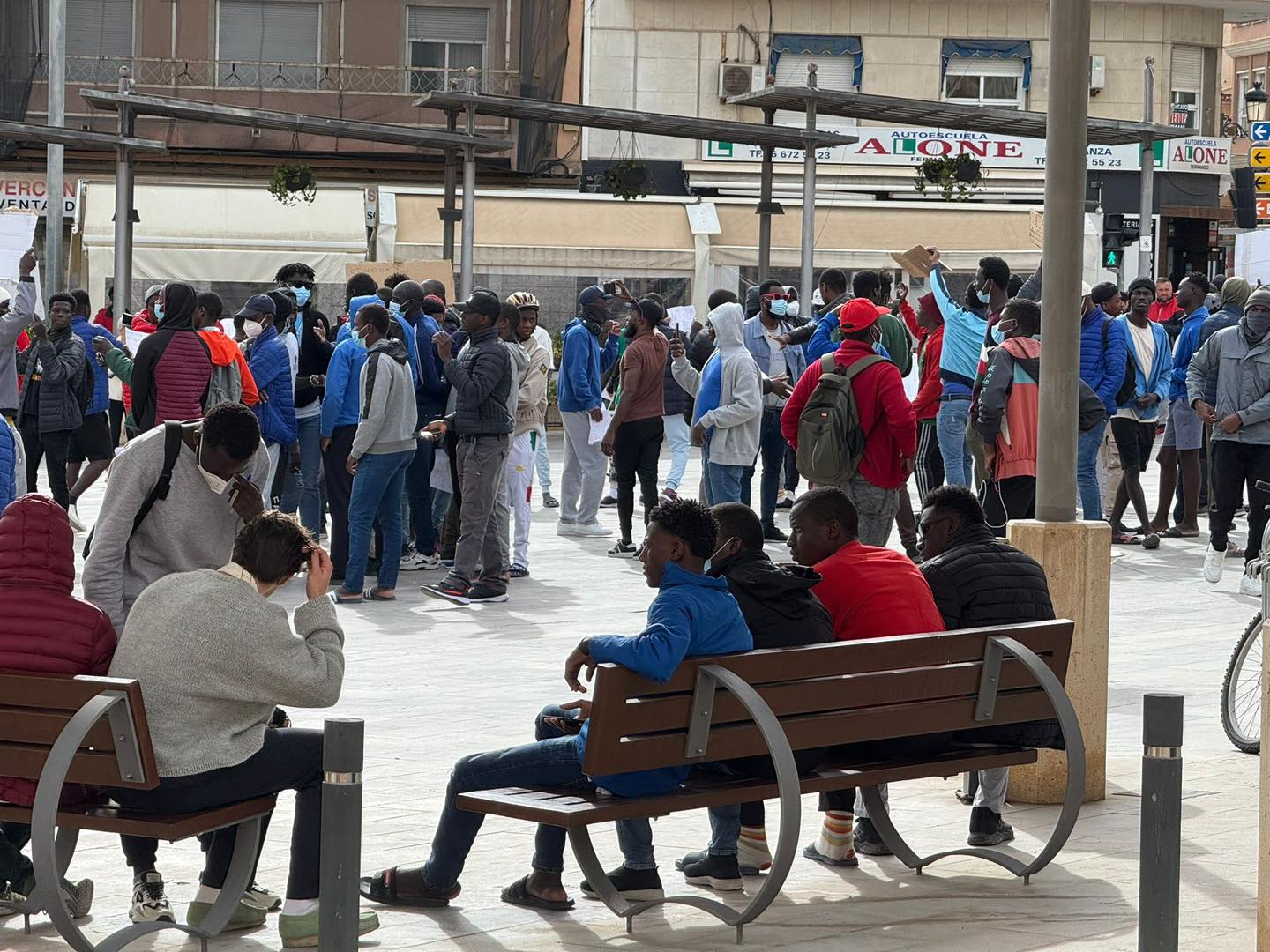 Tensión en Guardamar (Alicante) tras la protesta masiva de inmigrantes ...