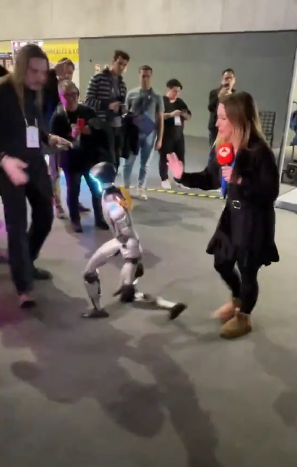 Una reportera de Antena 3 muestra a un robot «con una gran resistencia ...