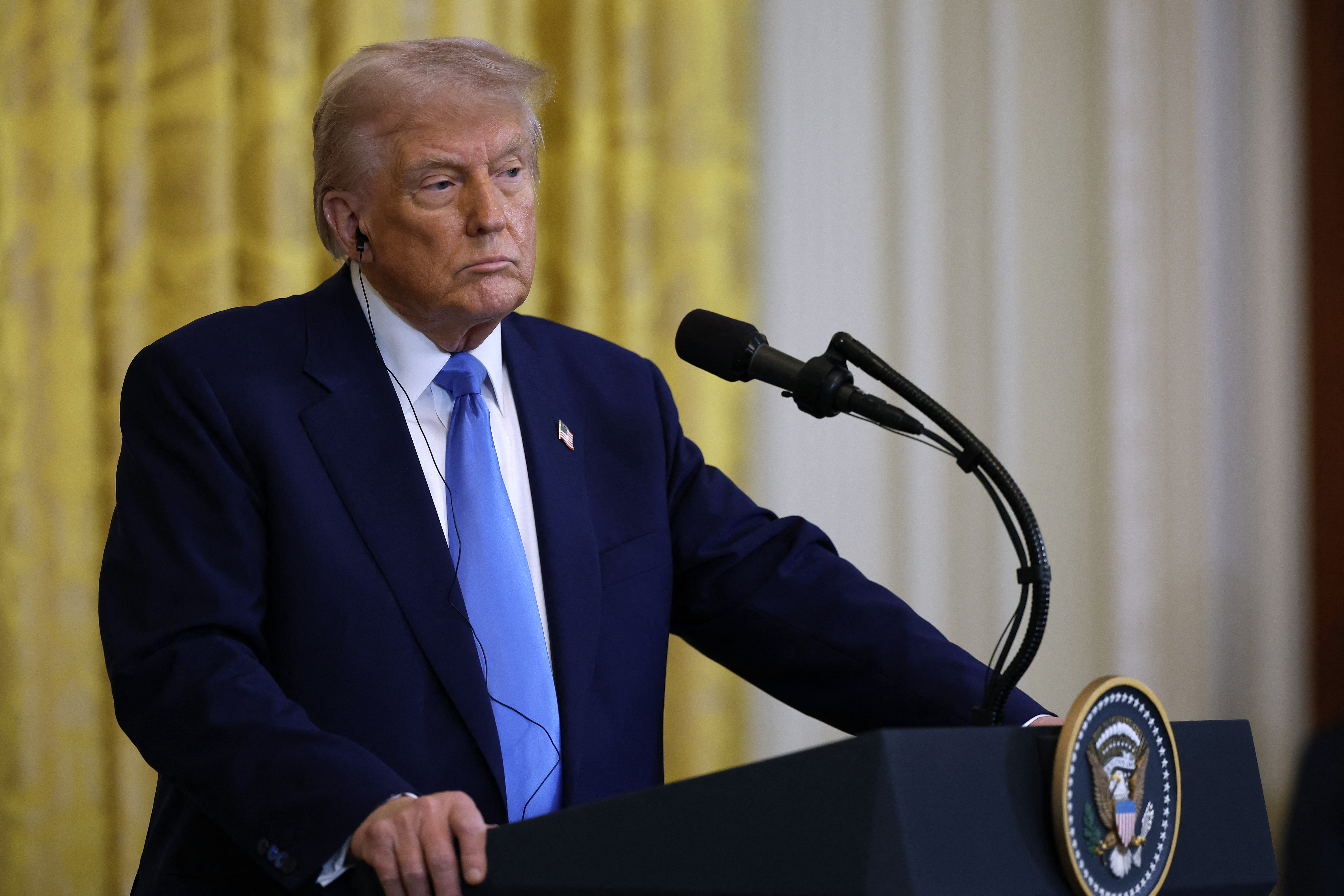 Trump sube al 50 % los aranceles a Canadá y presiona para que se ...