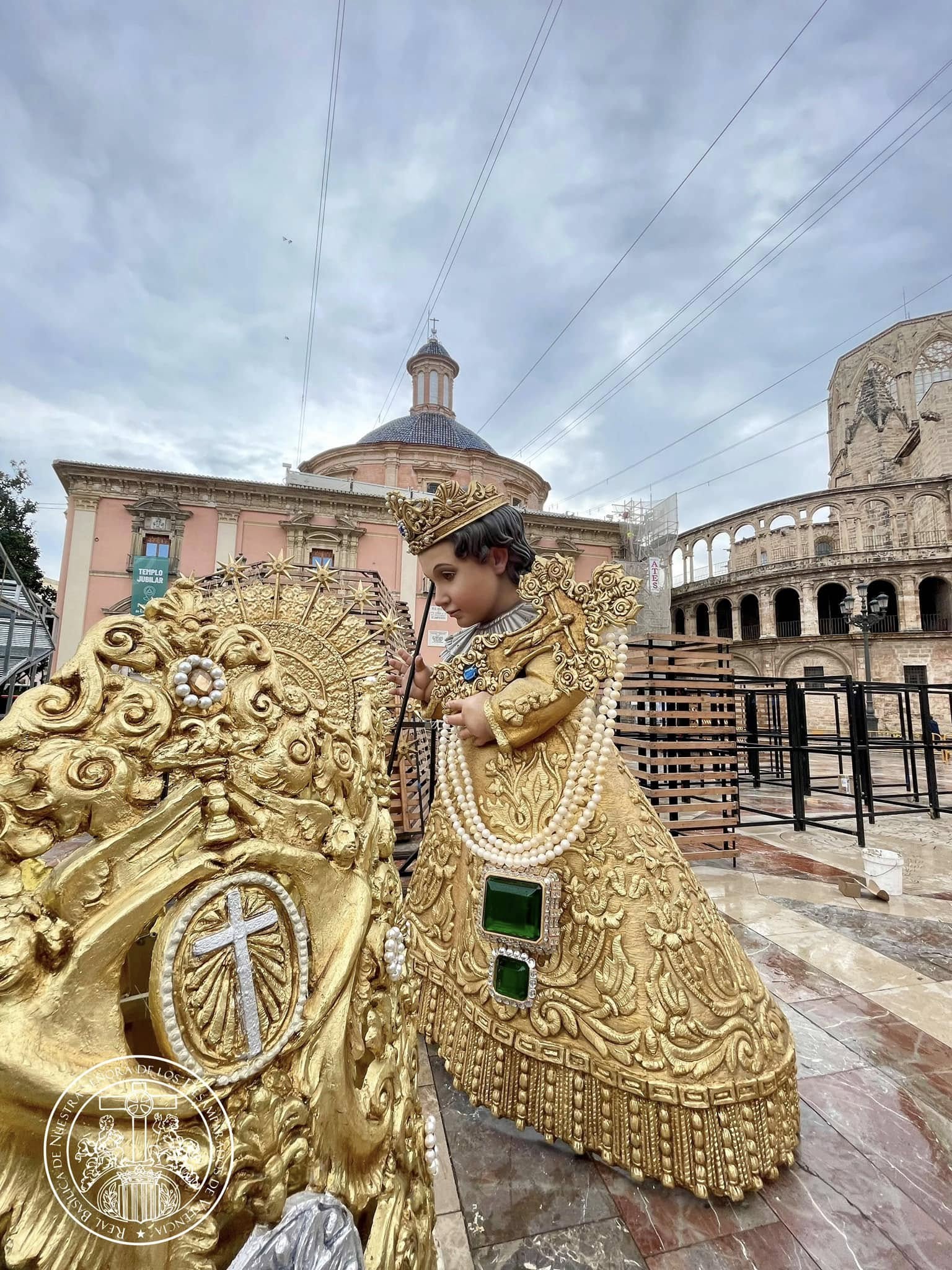 La joya histórica que une a la Reina Isabel II y a la Virgen de los ...