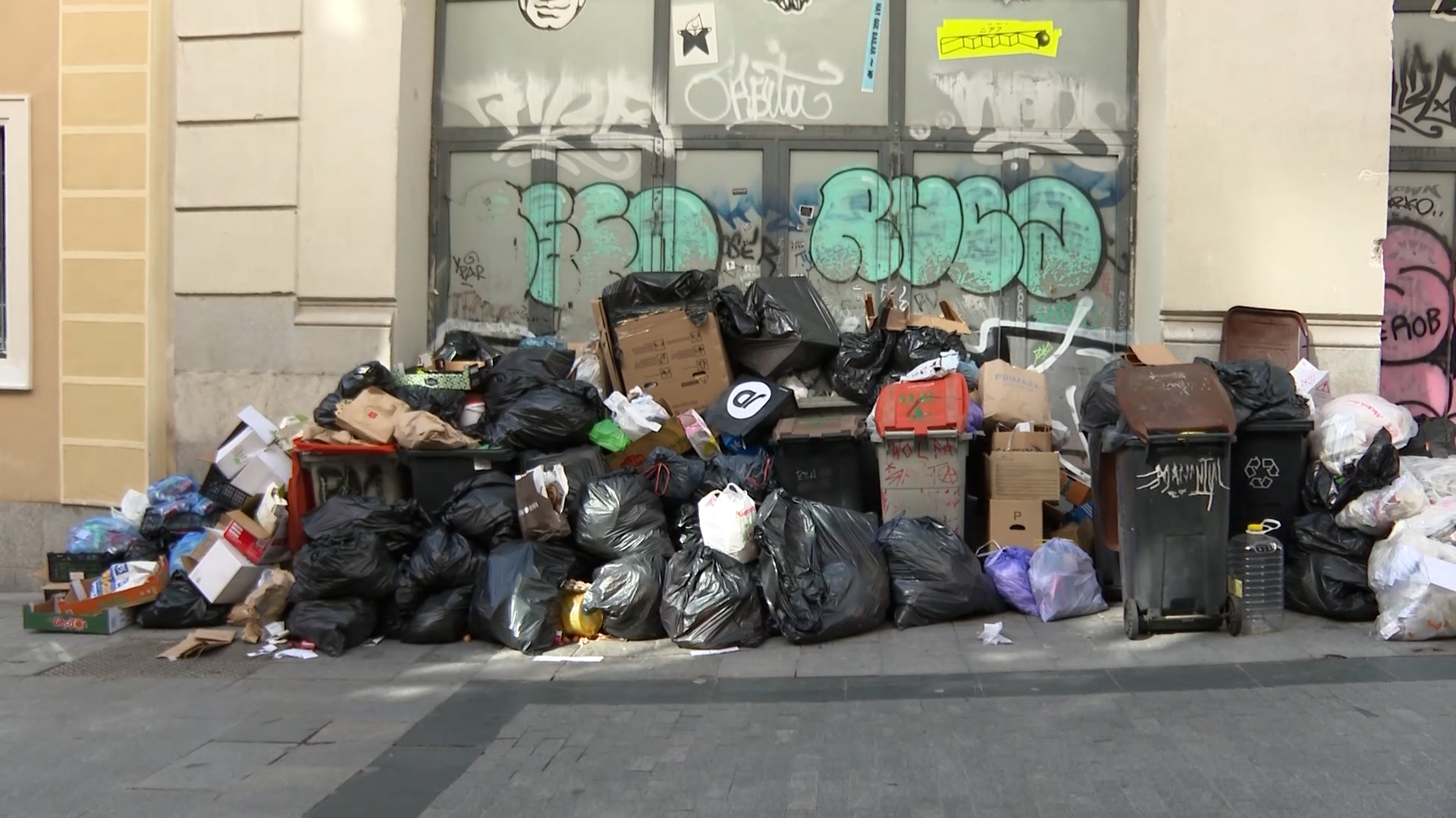 La huelga del servicio de recogida de basura deja montañas de residuos ...