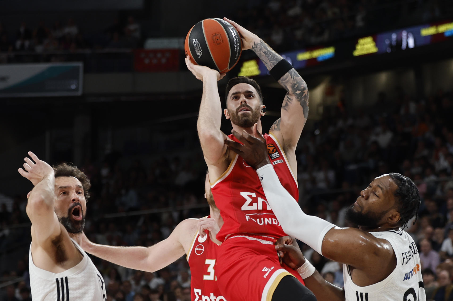 El Olympiacos asalta el Movistar Arena en el cuarto partido y elimina ...