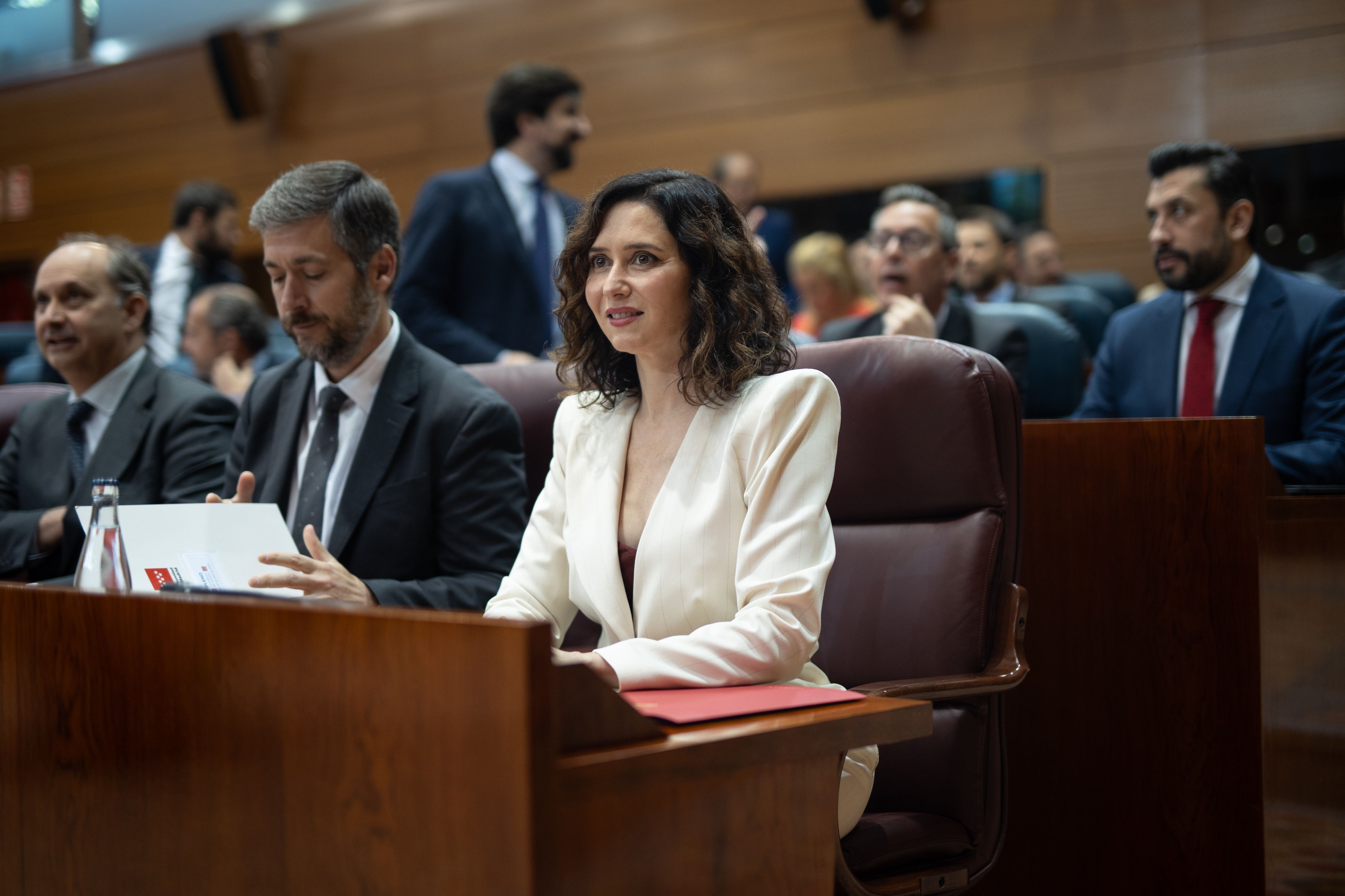 Ayuso acude al Pleno de la Asamblea de Madrid marcado por el apagón, en ...