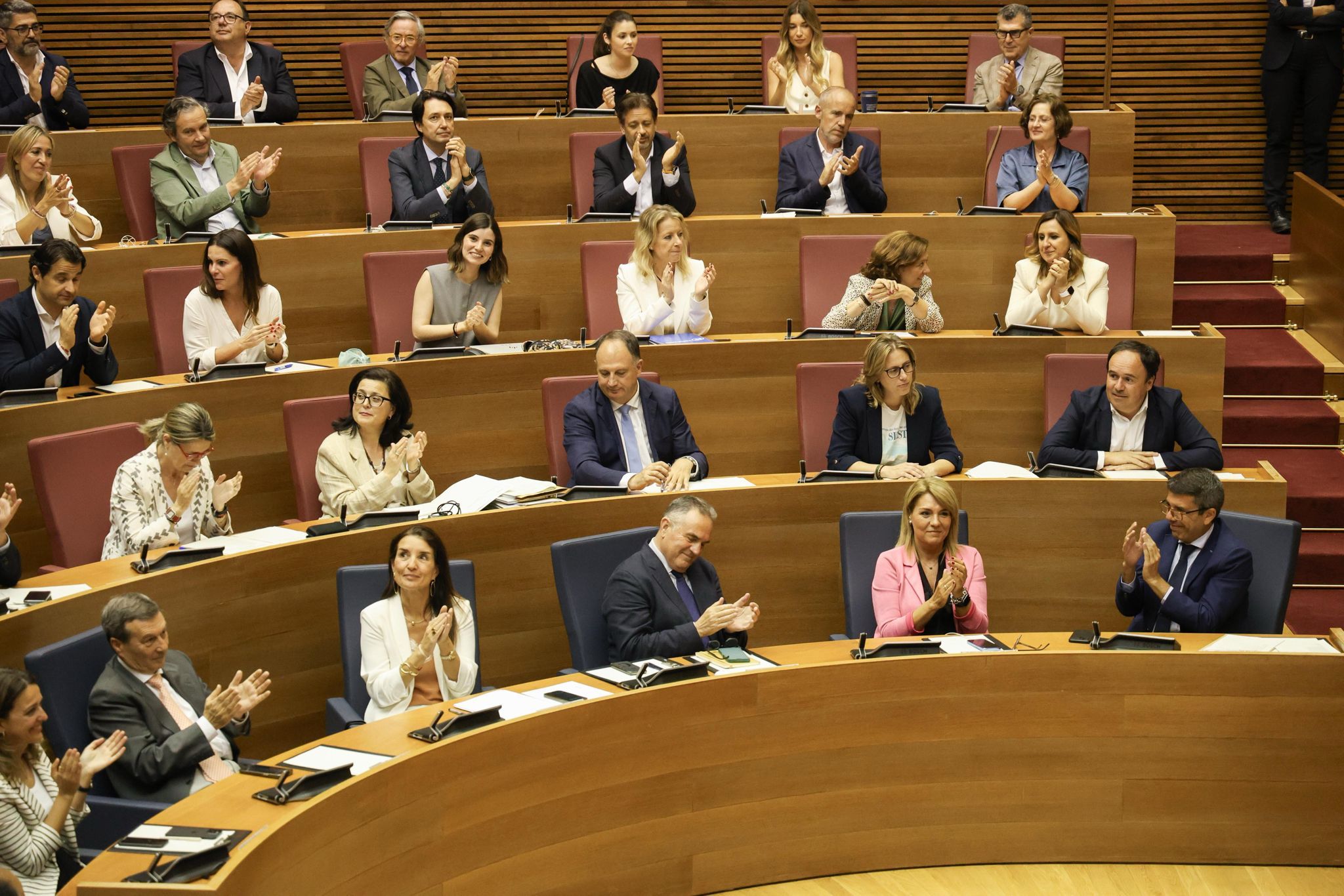 PP y Vox aprueban los Presupuestos de la Generalitat de 2025 centrados ...