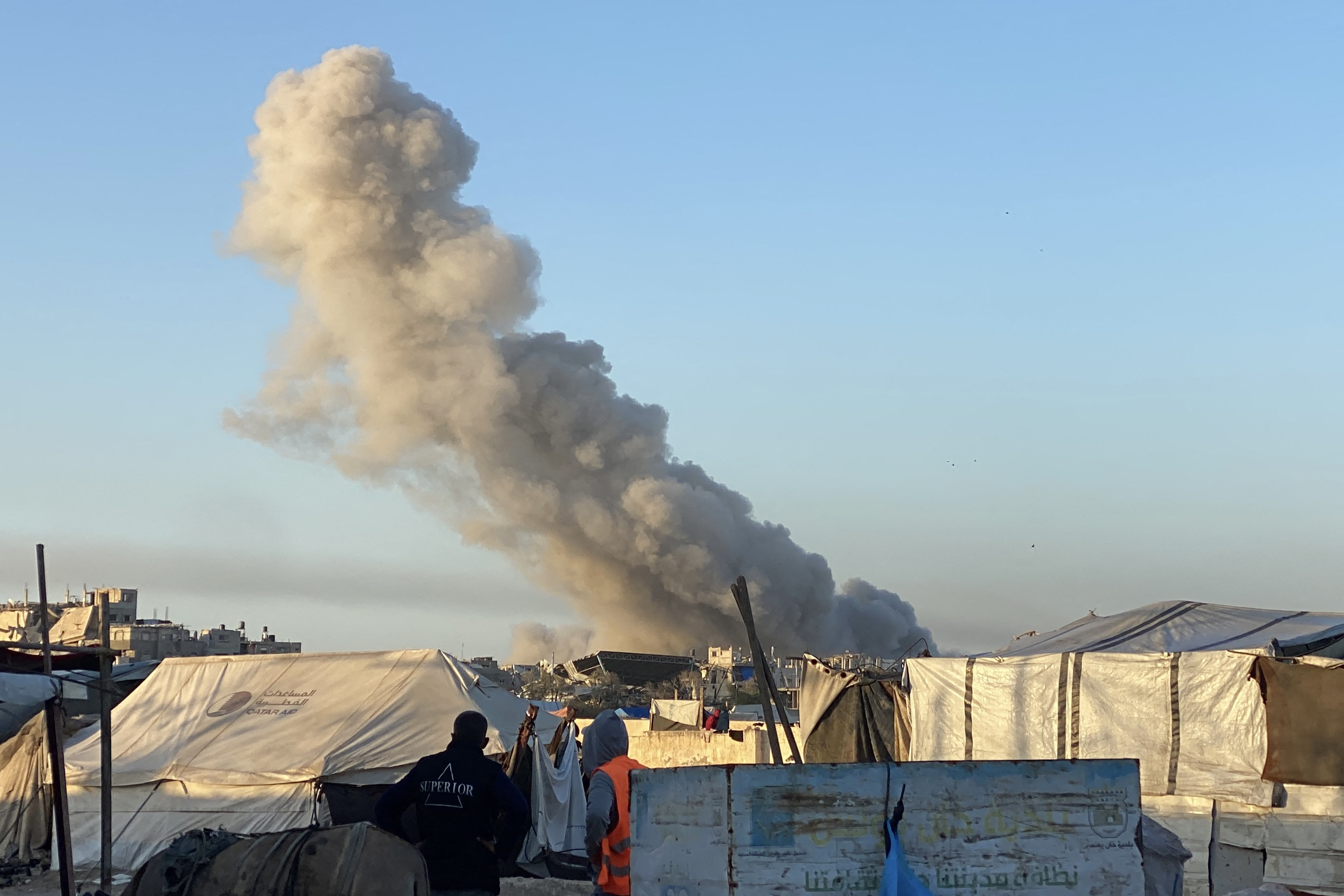 Israel bombardea el sur de Gaza y suspende la entrada de ayuda ...