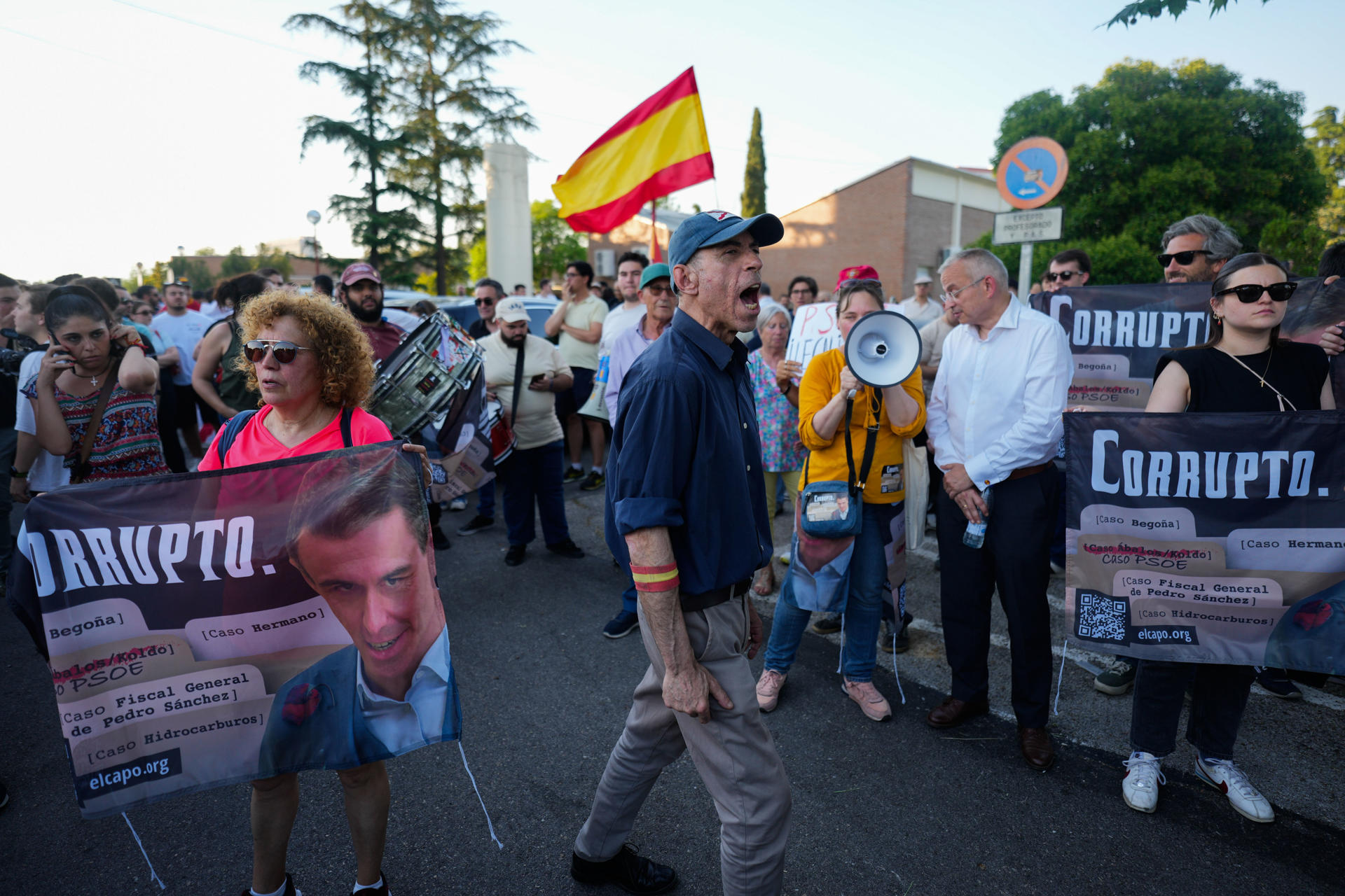 Decenas de personas protestan contra Sánchez frente a Moncloa en una ...