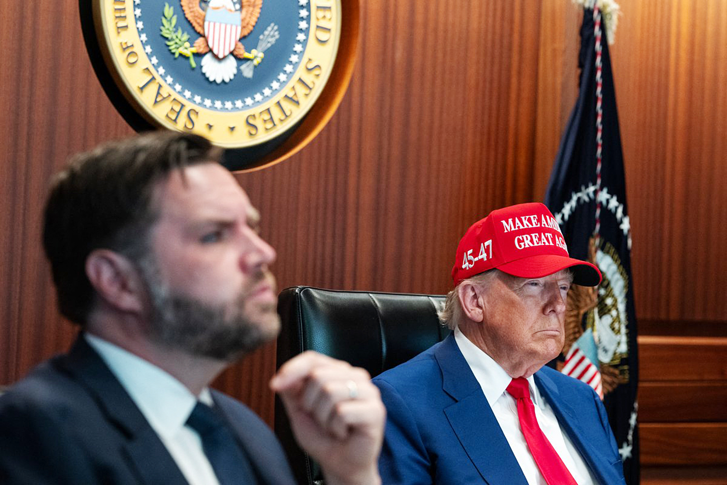 Trump abre la puerta a un «cambio de régimen» en Irán mientras que su ...