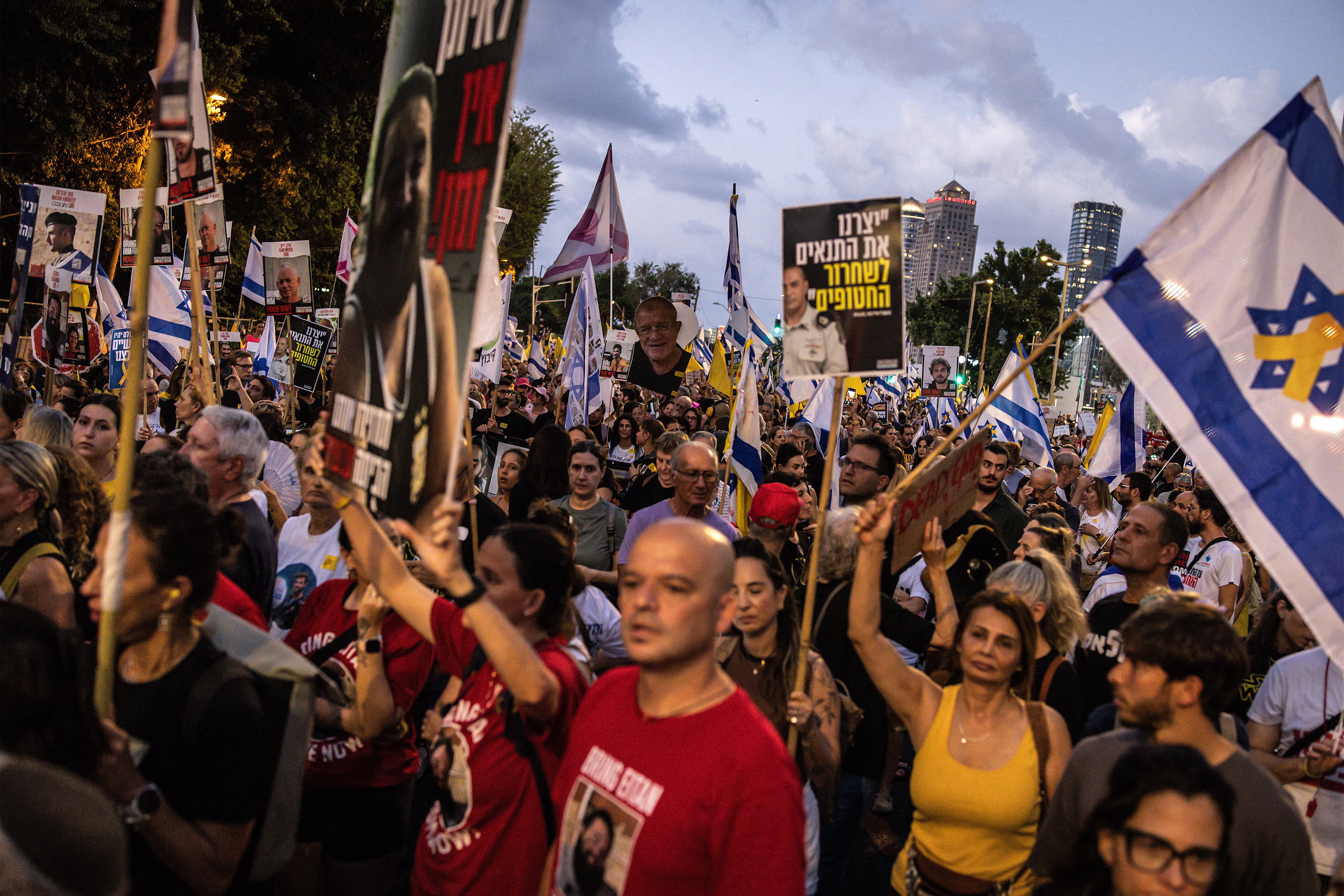 Miles de personas protestan en Tel Aviv contra la guerra en Gaza y ...