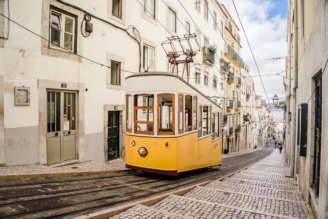 Qué es el Ascensor de la Gloria, el funicular que ha descarrilado en Lisboa