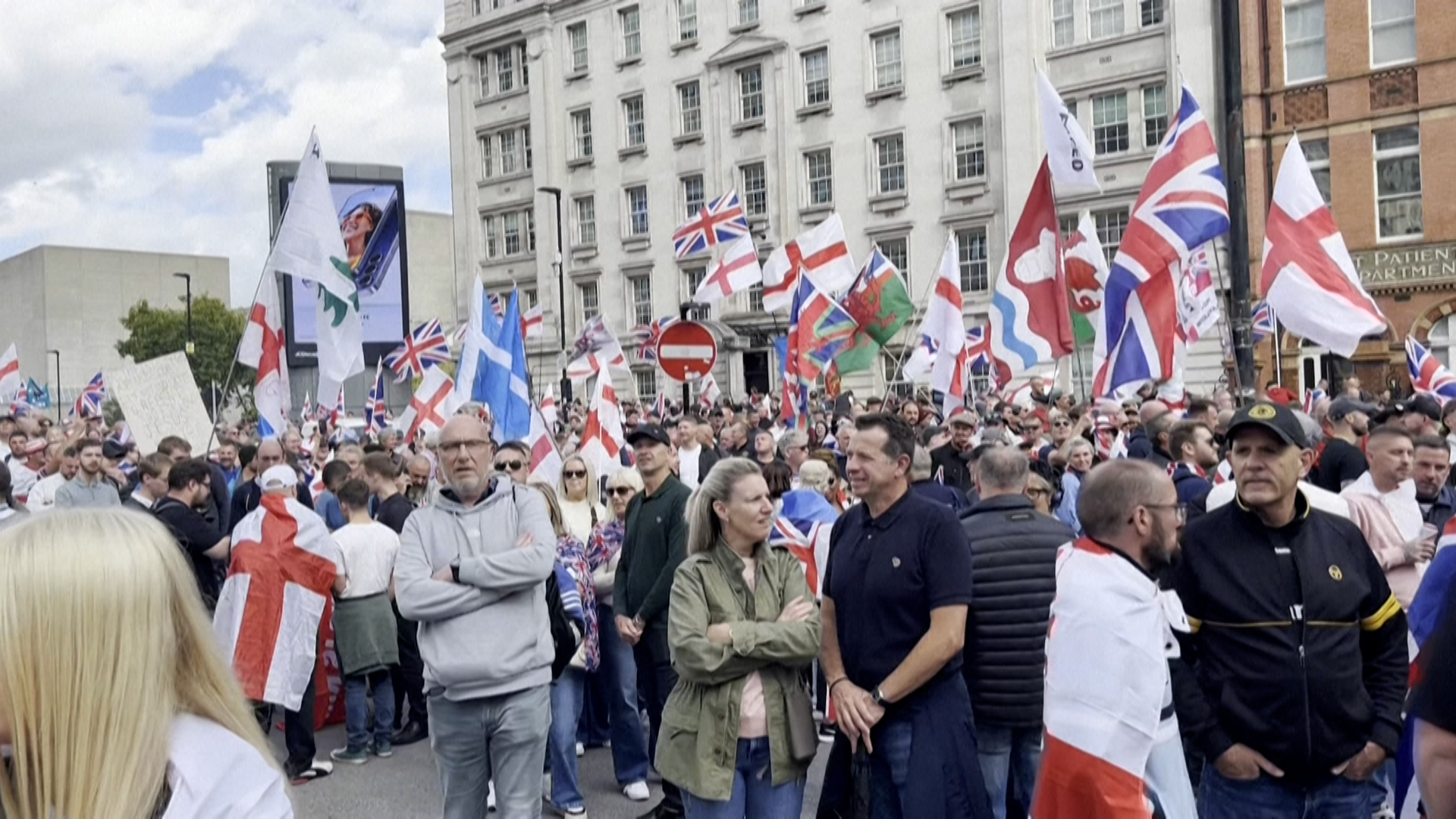 Miles de personas se manifiestan en Londres contra la inmigración ...