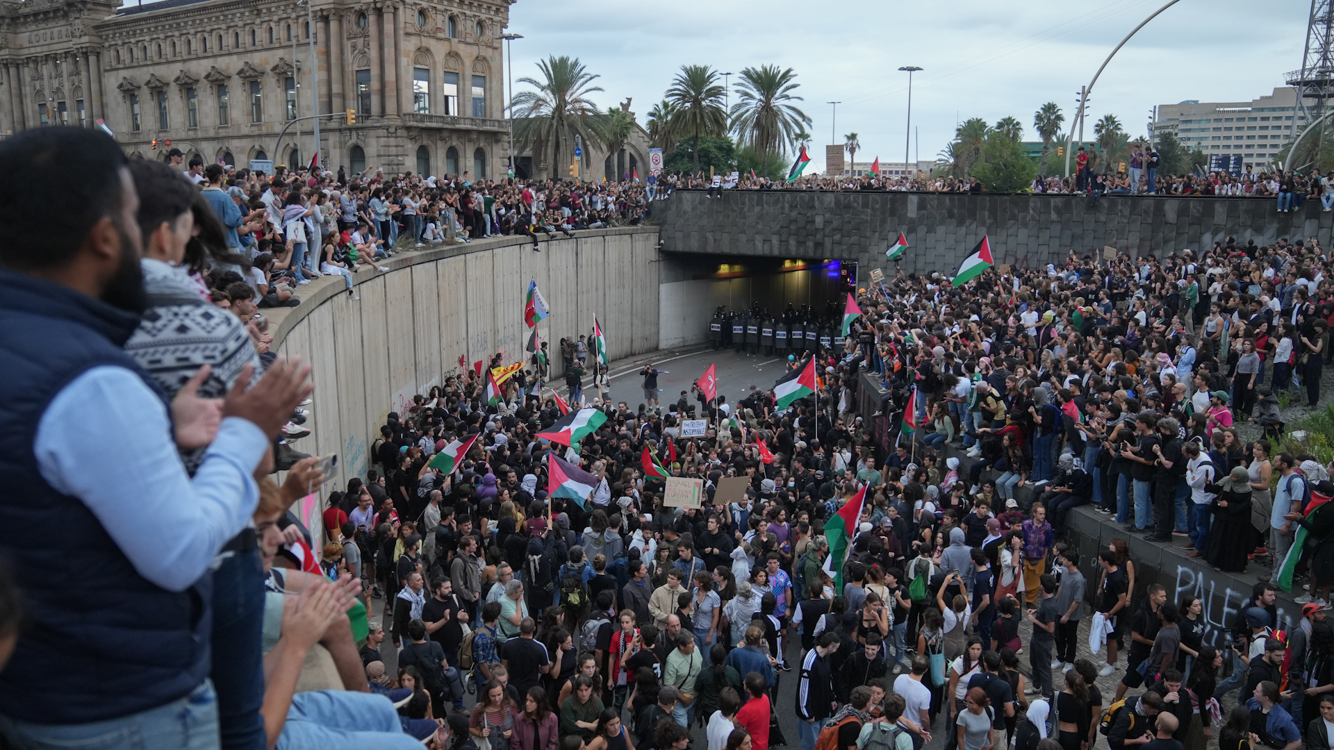 Miles de personas protestan en Barcelona por la interceptación de la ...