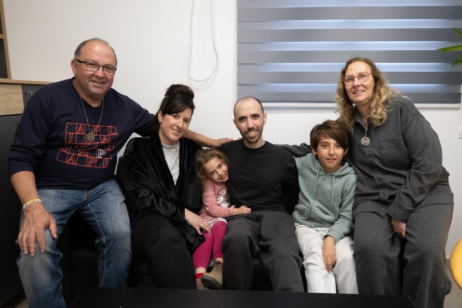 Tal Shoham, ex secuestrado de Hamás, reunido nuevamente, con sus padres, su esposa y sus dos hijos